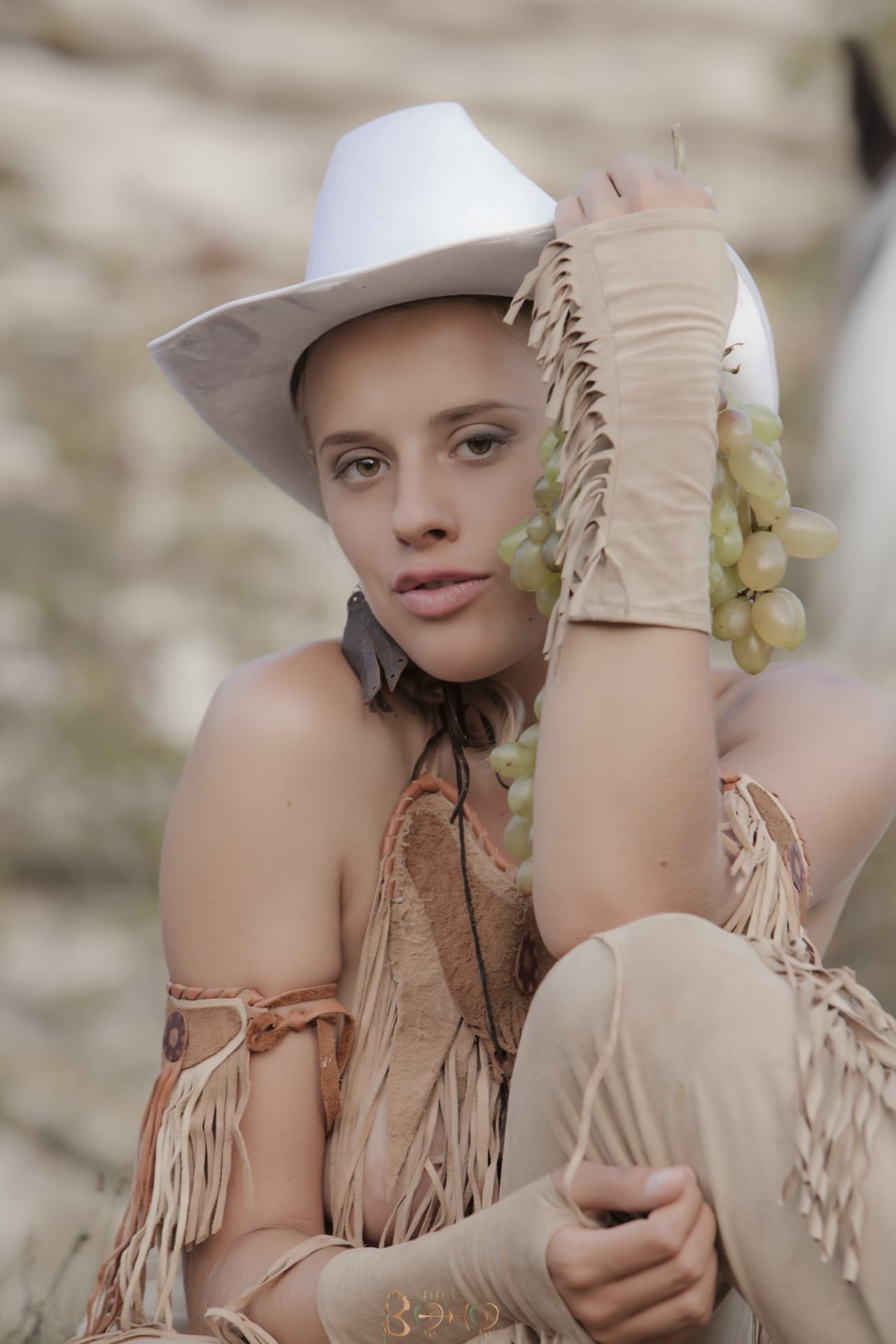 Cowgirl Teen Anoli spreizt im freien und zeigt ihre süsse Fotze