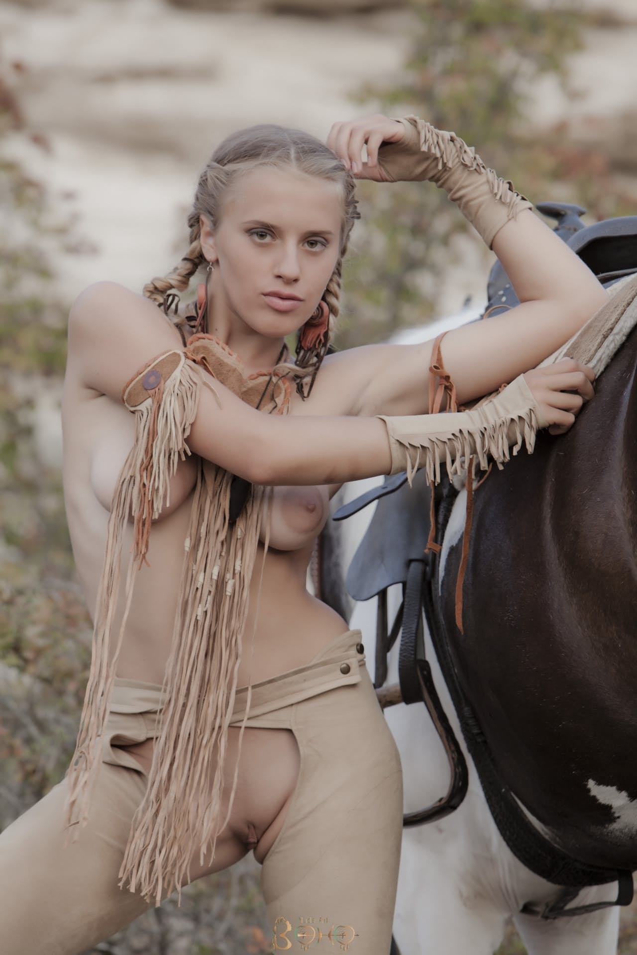 Cowgirl Teen Anoli spreizt im freien und zeigt ihre süsse Fotze