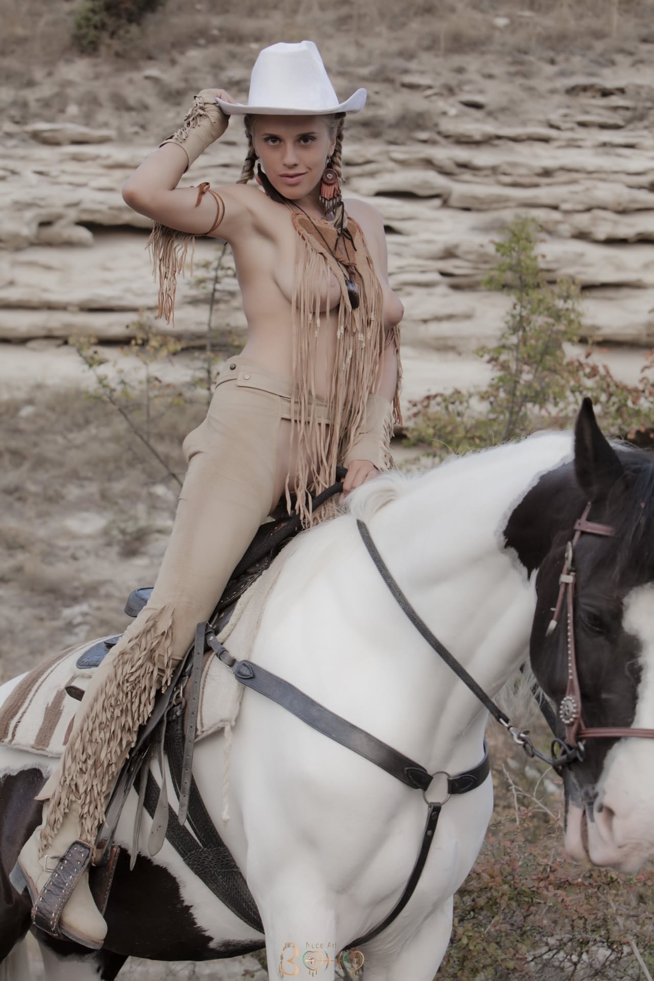 Cowgirl Teen Anoli spreizt im freien und zeigt ihre süsse Fotze