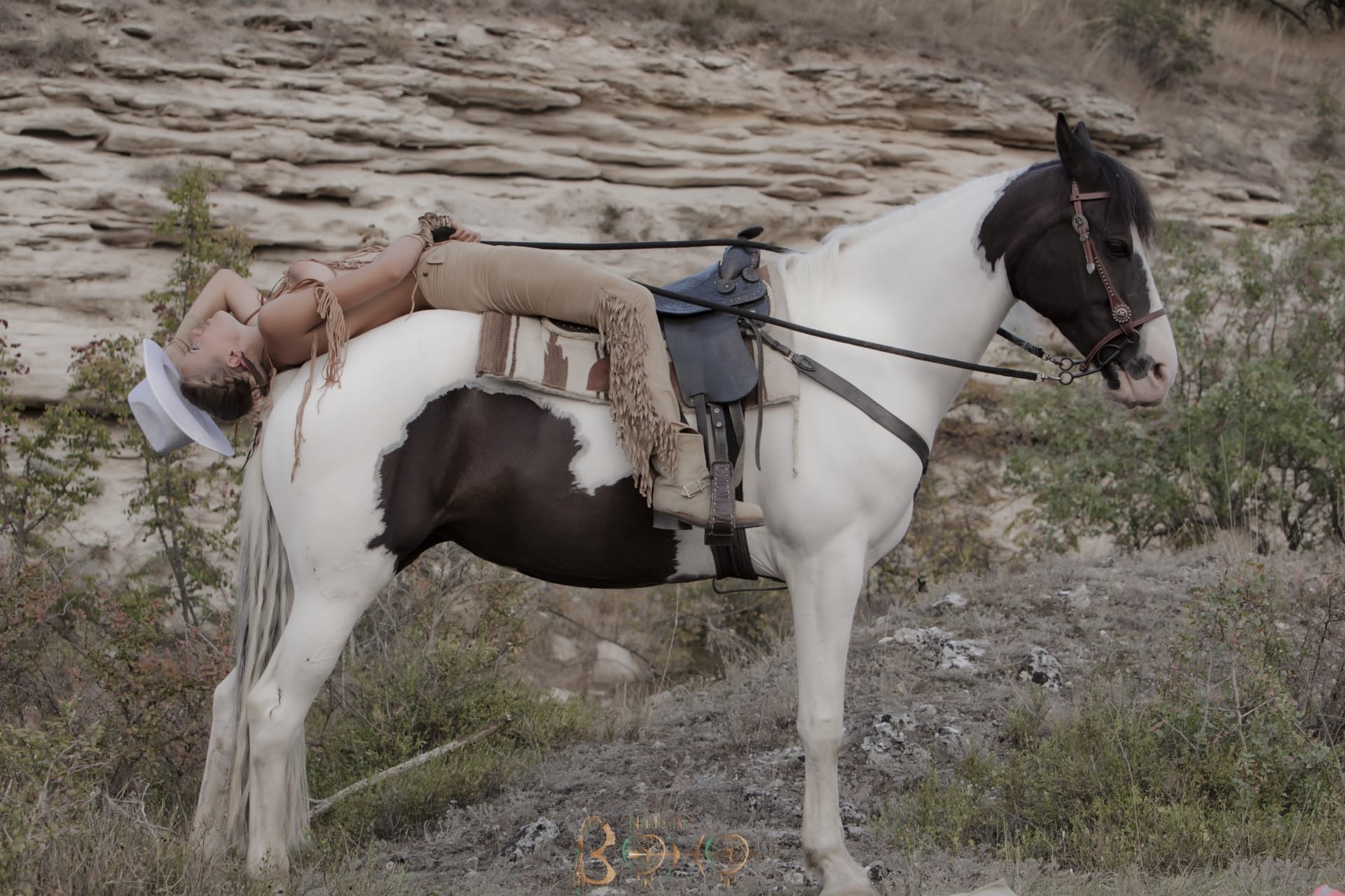 Cowgirl Teen Anoli spreizt im freien und zeigt ihre süsse Fotze