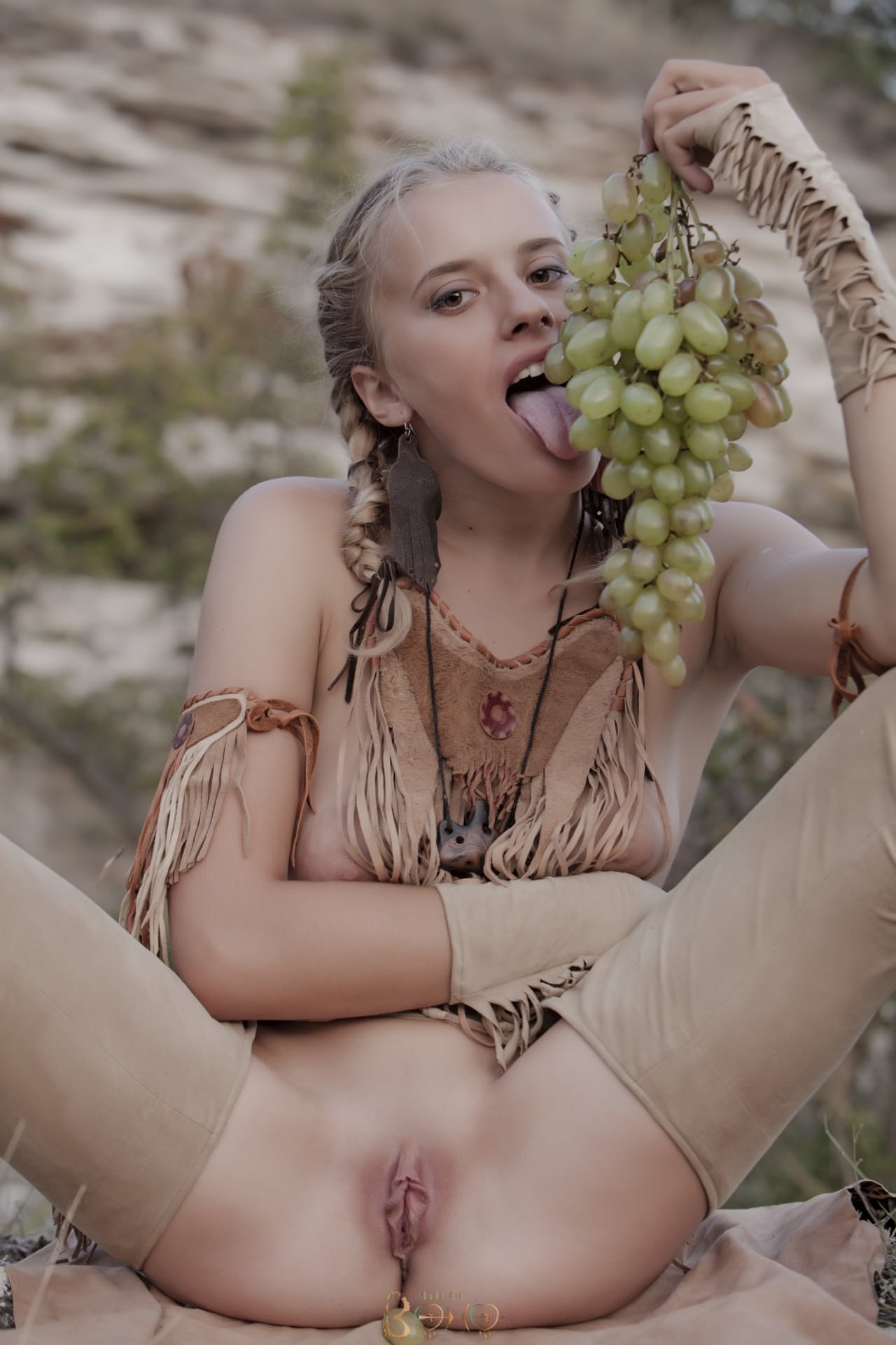 Cowgirl Teen Anoli spreizt im freien und zeigt ihre süsse Fotze