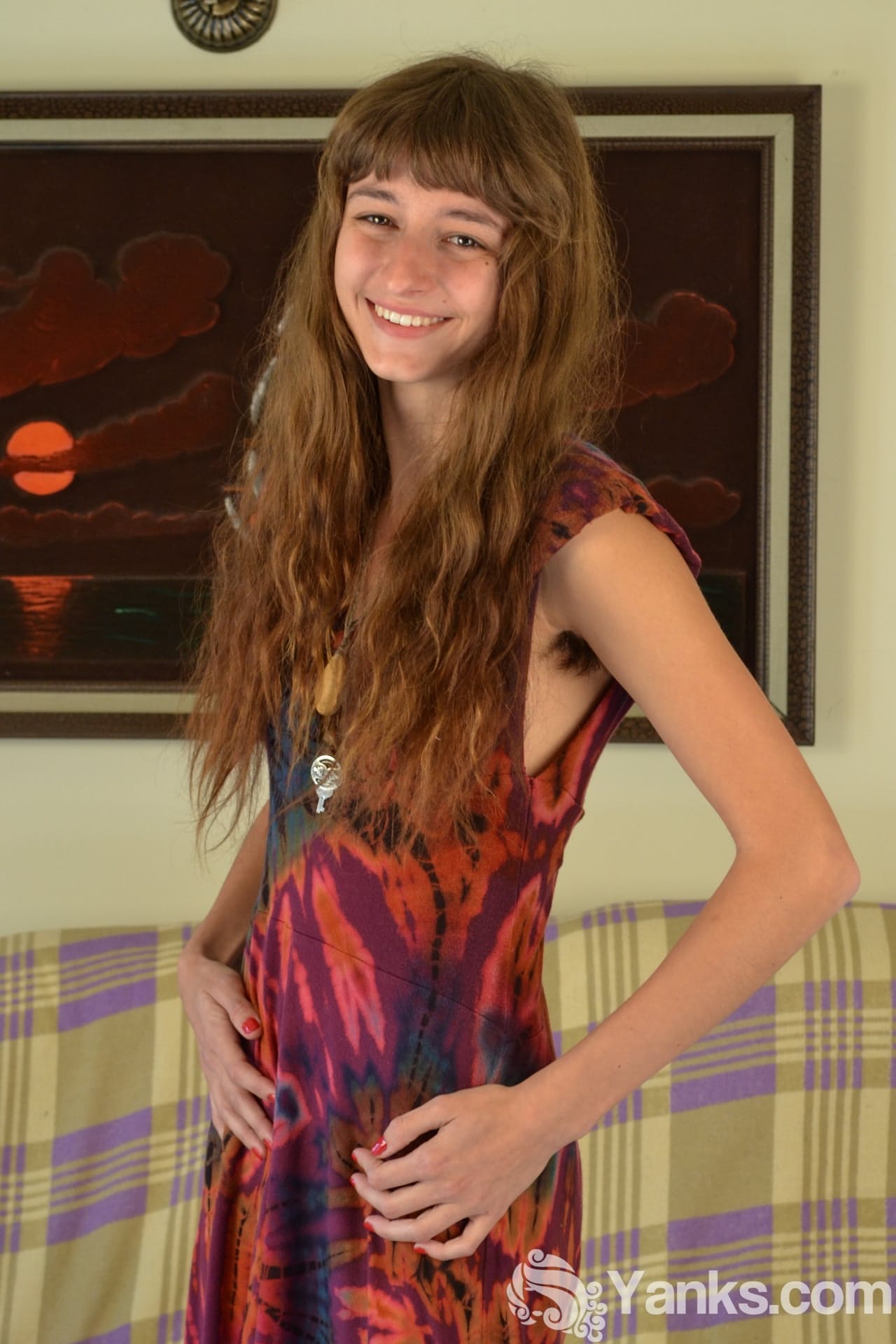 Teen Nerd Willow Hayes stript und spielt an ihrer haarigen Fotze