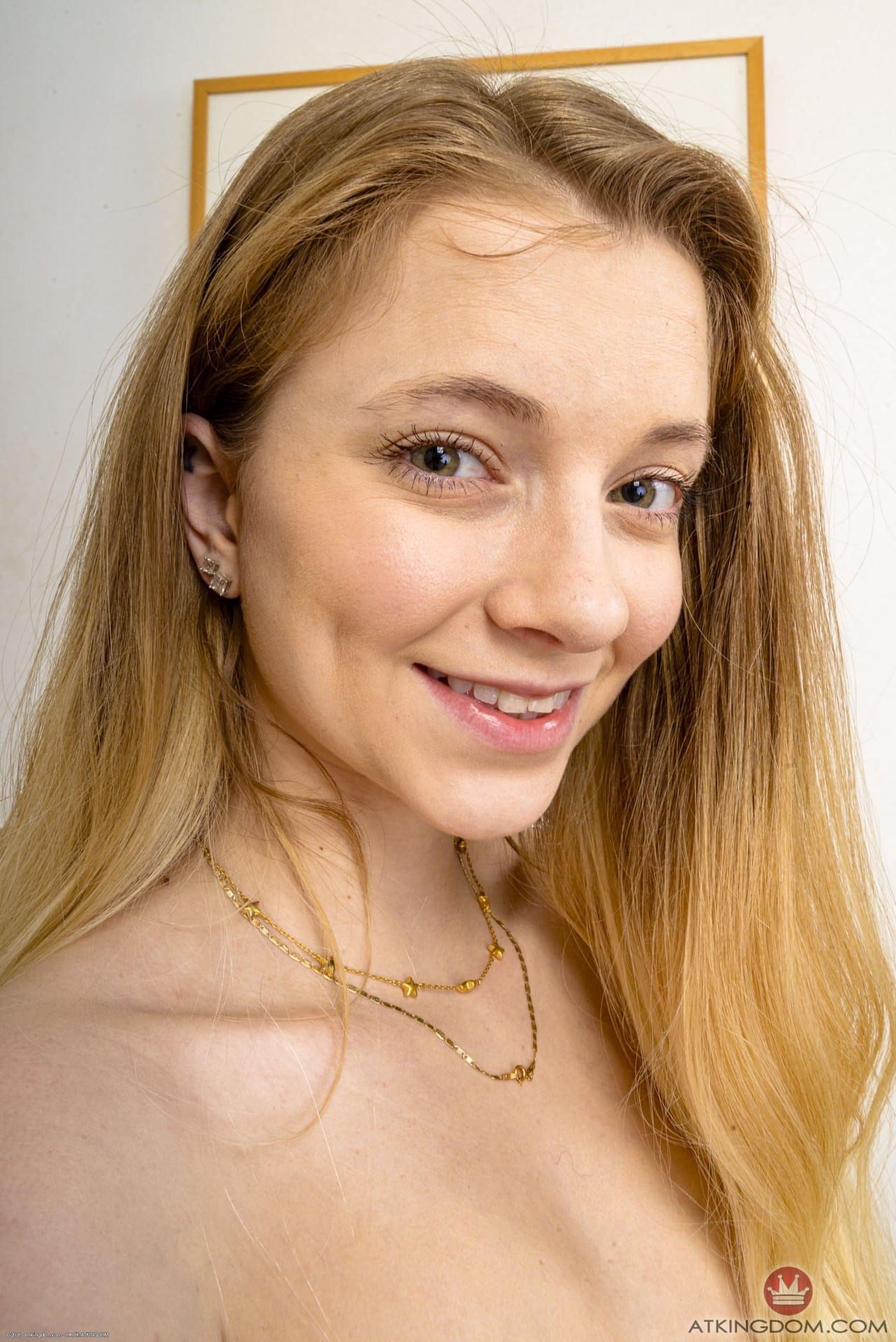 Teen Riley Star spreizt ihre langen Schenkel in Königsblauen High Heels