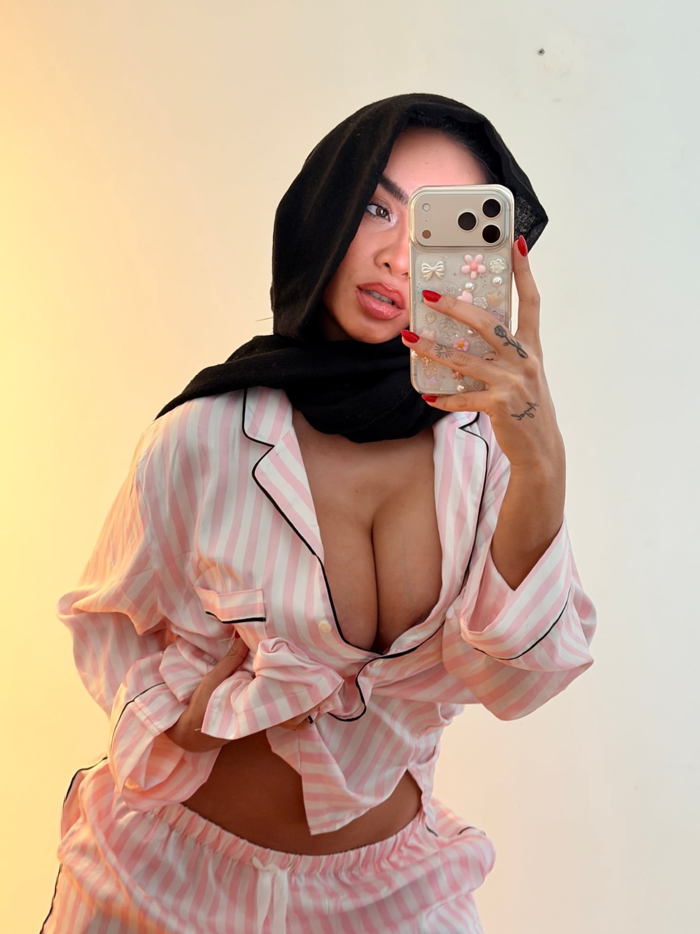 Ein Mädchen macht „SFW“-Selfies, während sie einen Hidschab und eine Brille trägt
