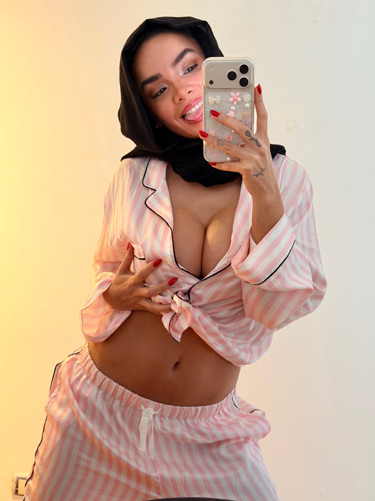 Ein Mädchen macht „SFW“-Selfies, während sie einen Hidschab und eine Brille trägt