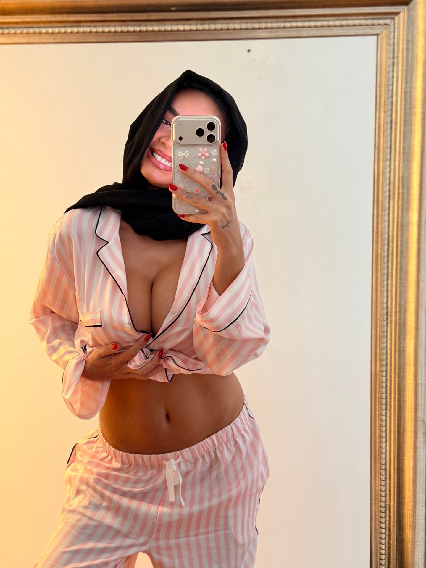 Ein Mädchen macht „SFW“-Selfies, während sie einen Hidschab und eine Brille trägt