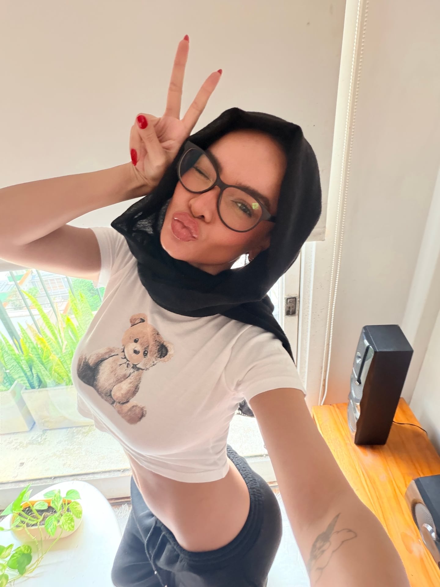 Ein Mädchen macht „SFW“-Selfies, während sie einen Hidschab und eine Brille trägt