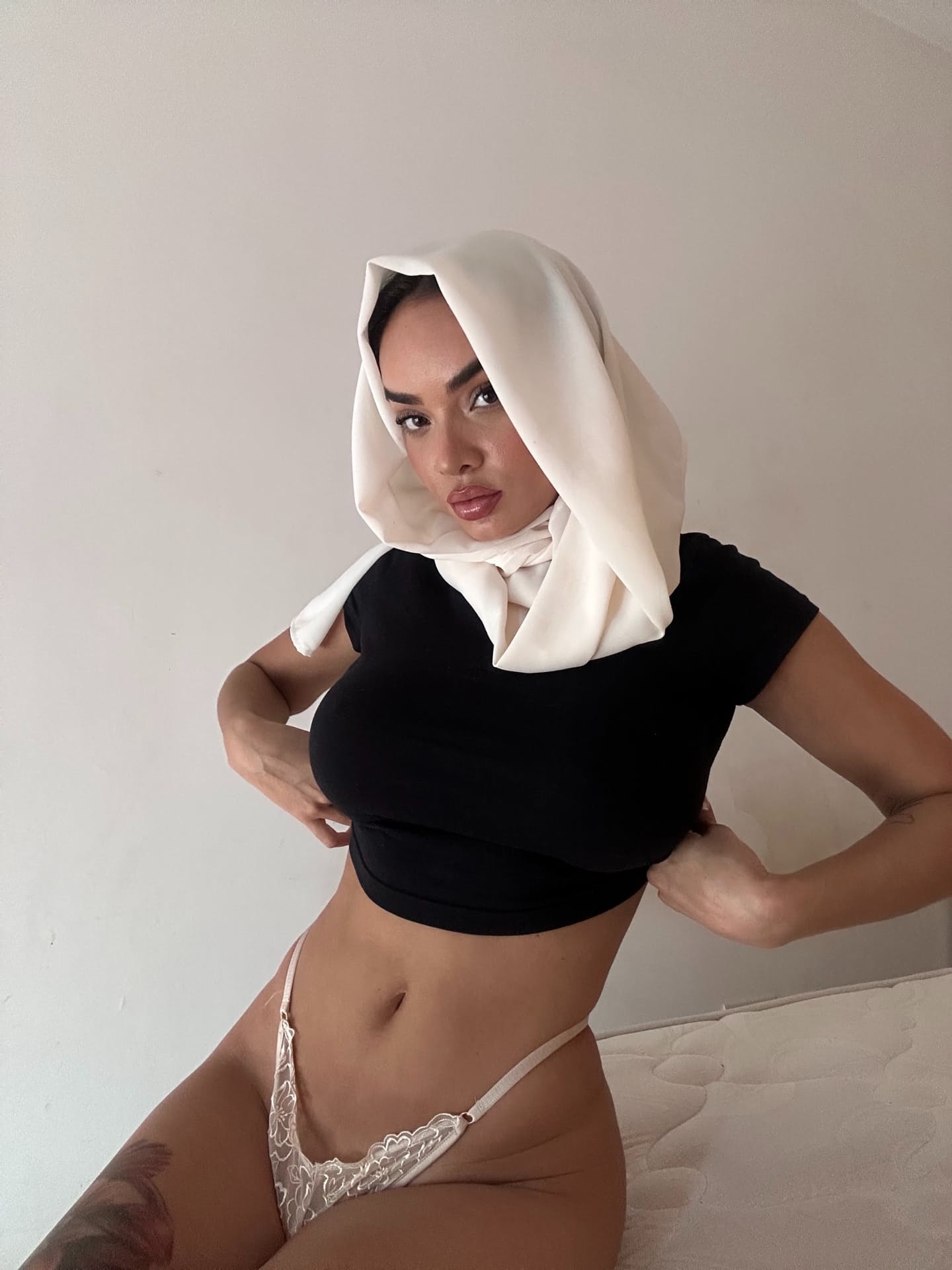 Ein Mädchen macht „SFW“-Selfies, während sie einen Hidschab und eine Brille trägt