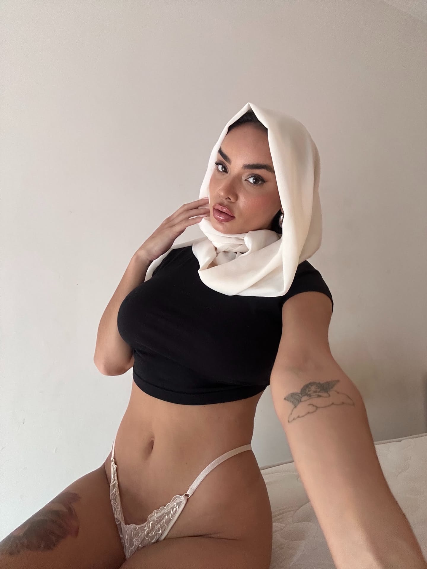 Ein Mädchen macht „SFW“-Selfies, während sie einen Hidschab und eine Brille trägt