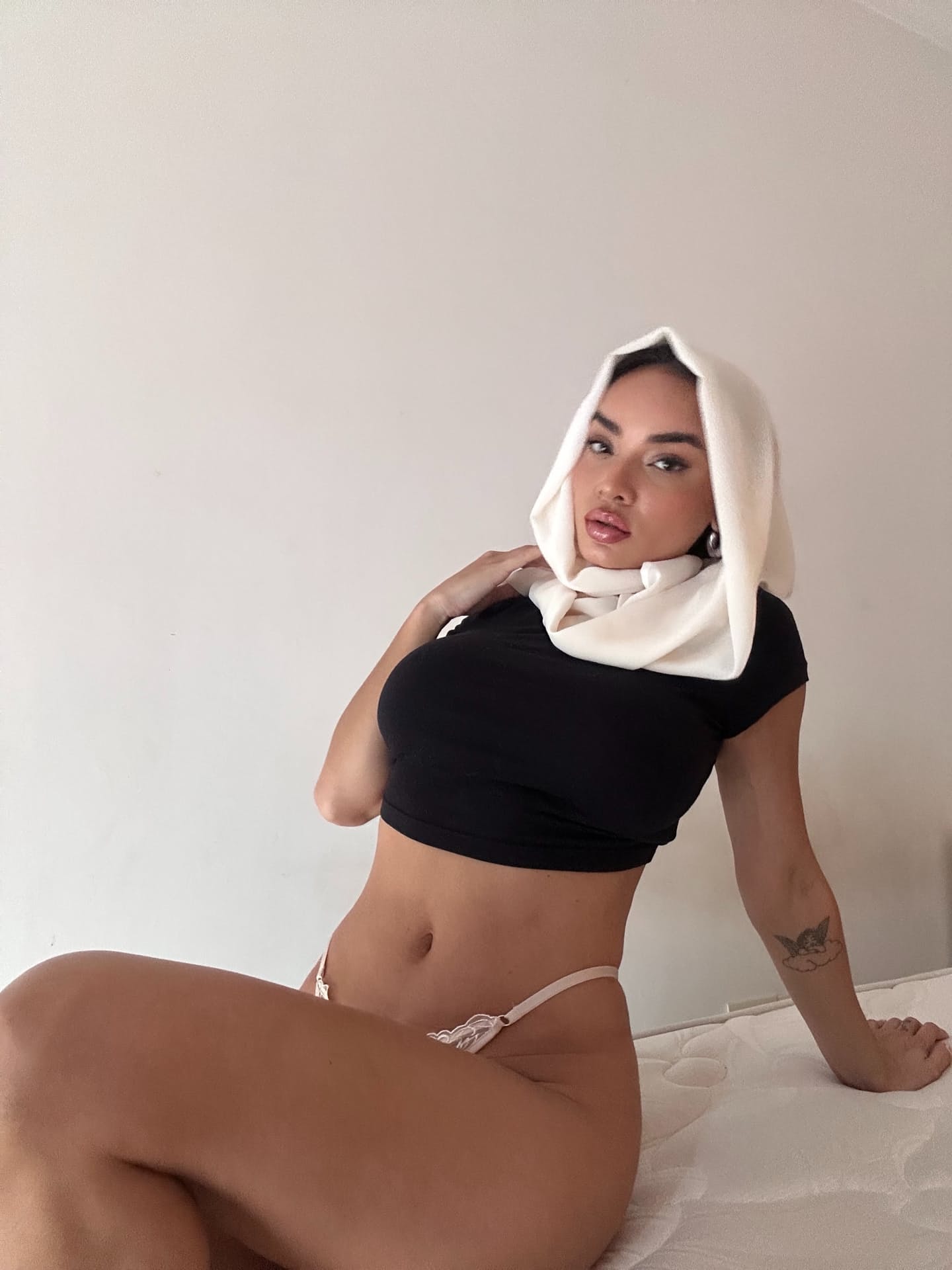 Ein Mädchen macht „SFW“-Selfies, während sie einen Hidschab und eine Brille trägt