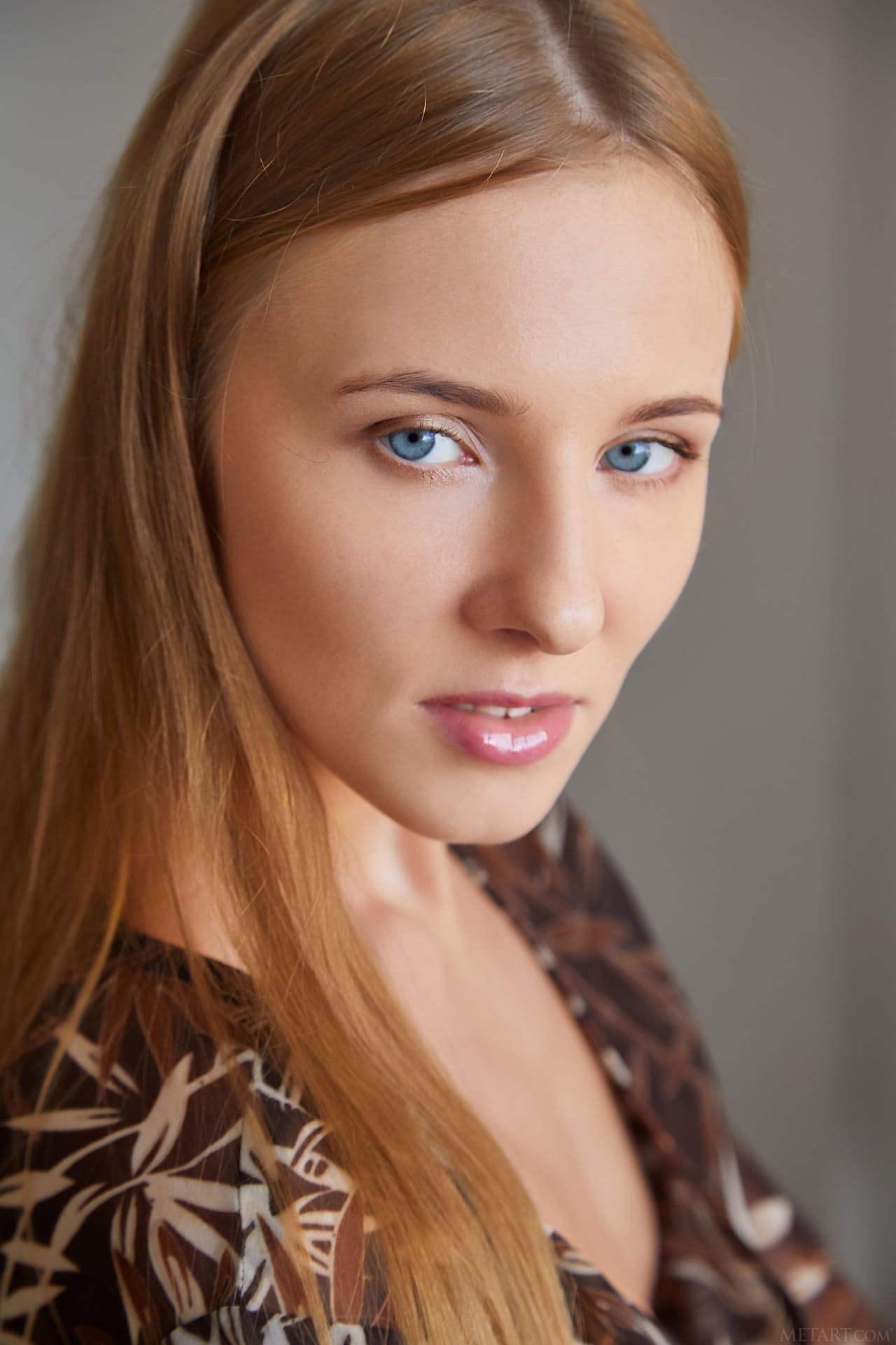 Teen Nimfa posiert in High Heels breitbeinig auf der couch