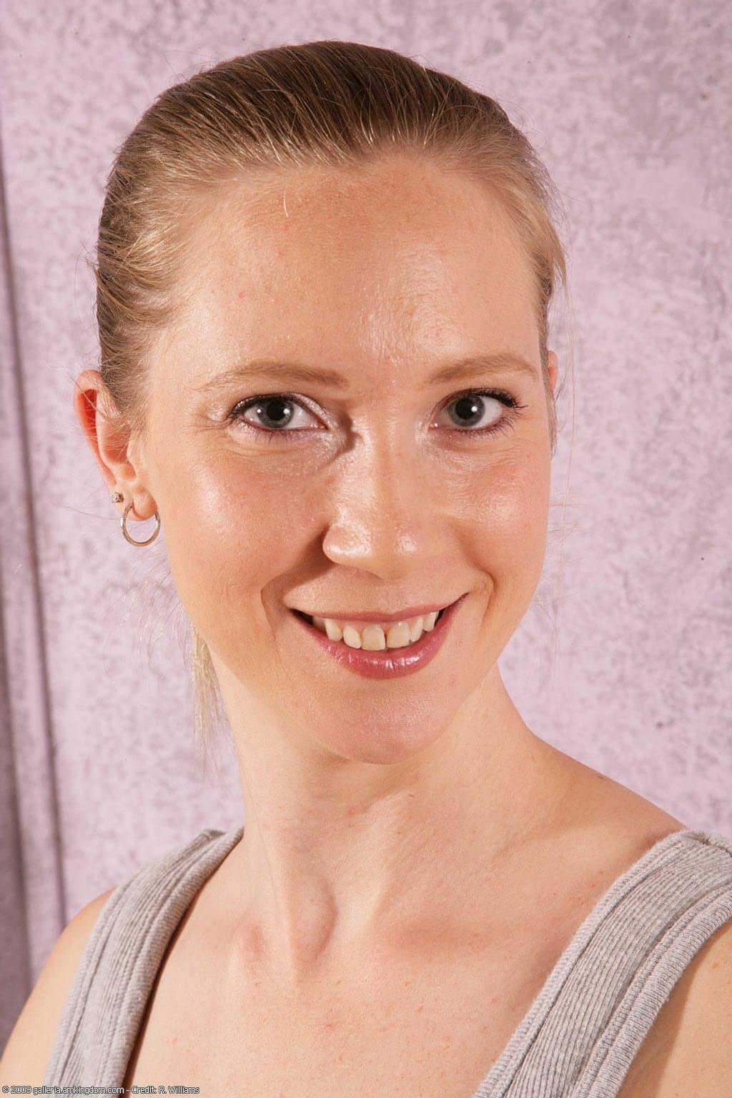 Die Süße Amateurin Scarlett Zeigt Ihre Großen Milchbefüllten Brüste Und Spreizt Ihre Haarige Vagina