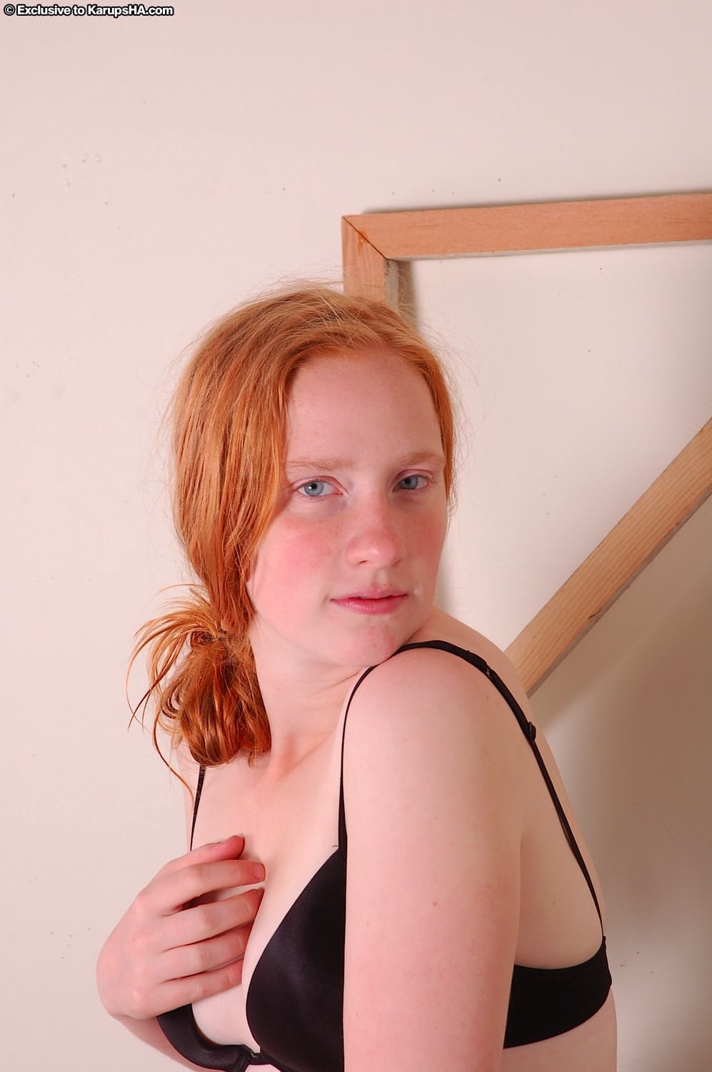 Die Amateur-Teenagerin Claire zieht sich aus und zeigt ihren kurvigen Körper und ihre behaarte Muschi