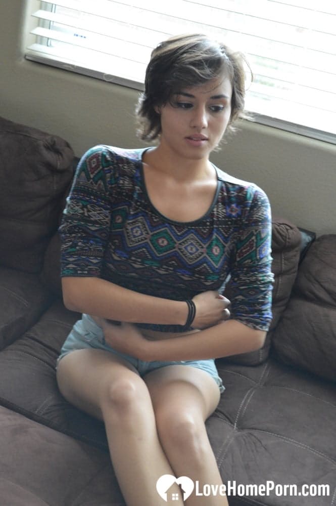 Amateur-Babe zieht sich komplett aus und masturbiert mit einem Dildo auf der Couch