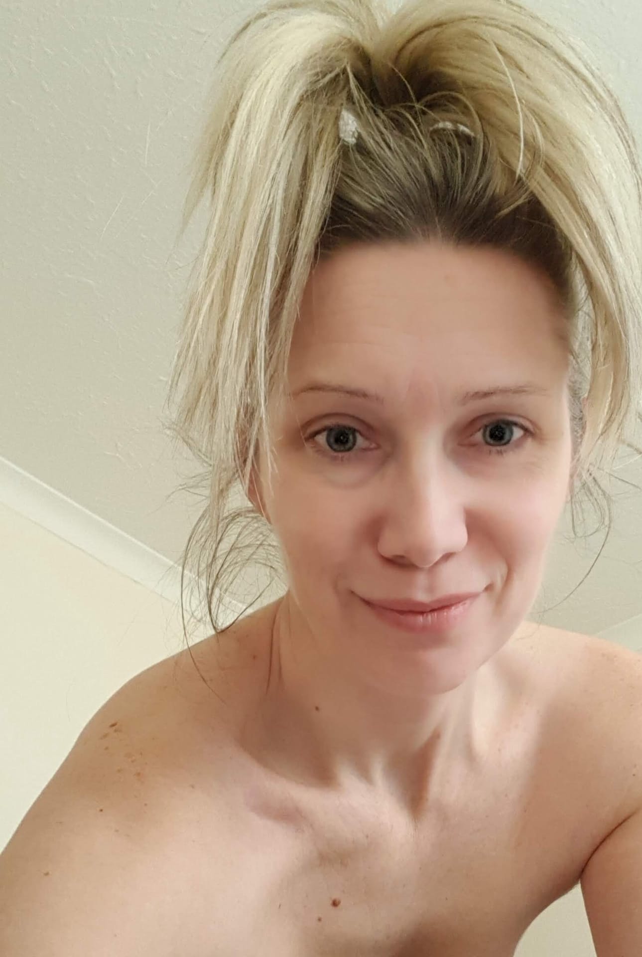 Die blonde Amateur-MILF Hanysy reizt mit ihren großen Brüsten und ihrem prallen Hintern auf einem Bett