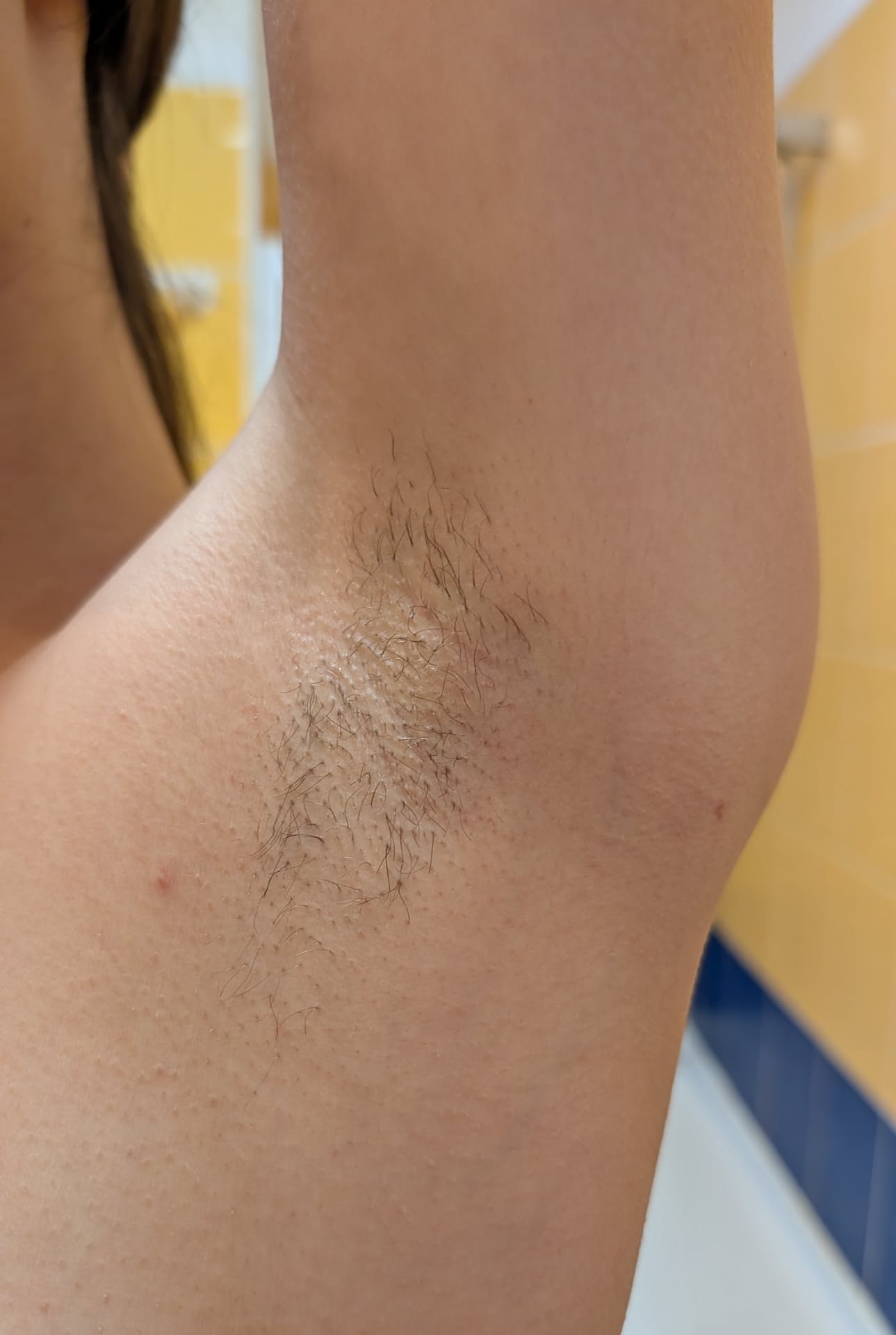 Die brünette Teenagerin Katie Noir rasiert sich die Achseln, während sie nackt posiert
