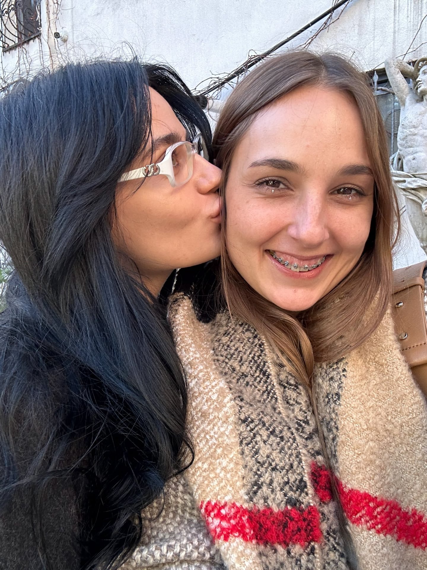 Das lesbische Paar Maria J und Ophelia zieht sich beim Herumalbern komplett aus