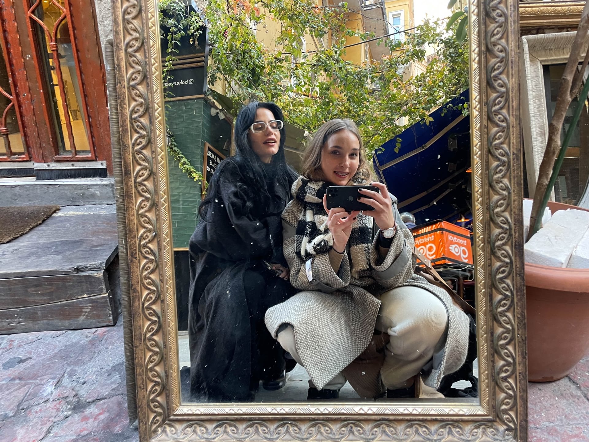 Das lesbische Paar Maria J und Ophelia zieht sich beim Herumalbern komplett aus