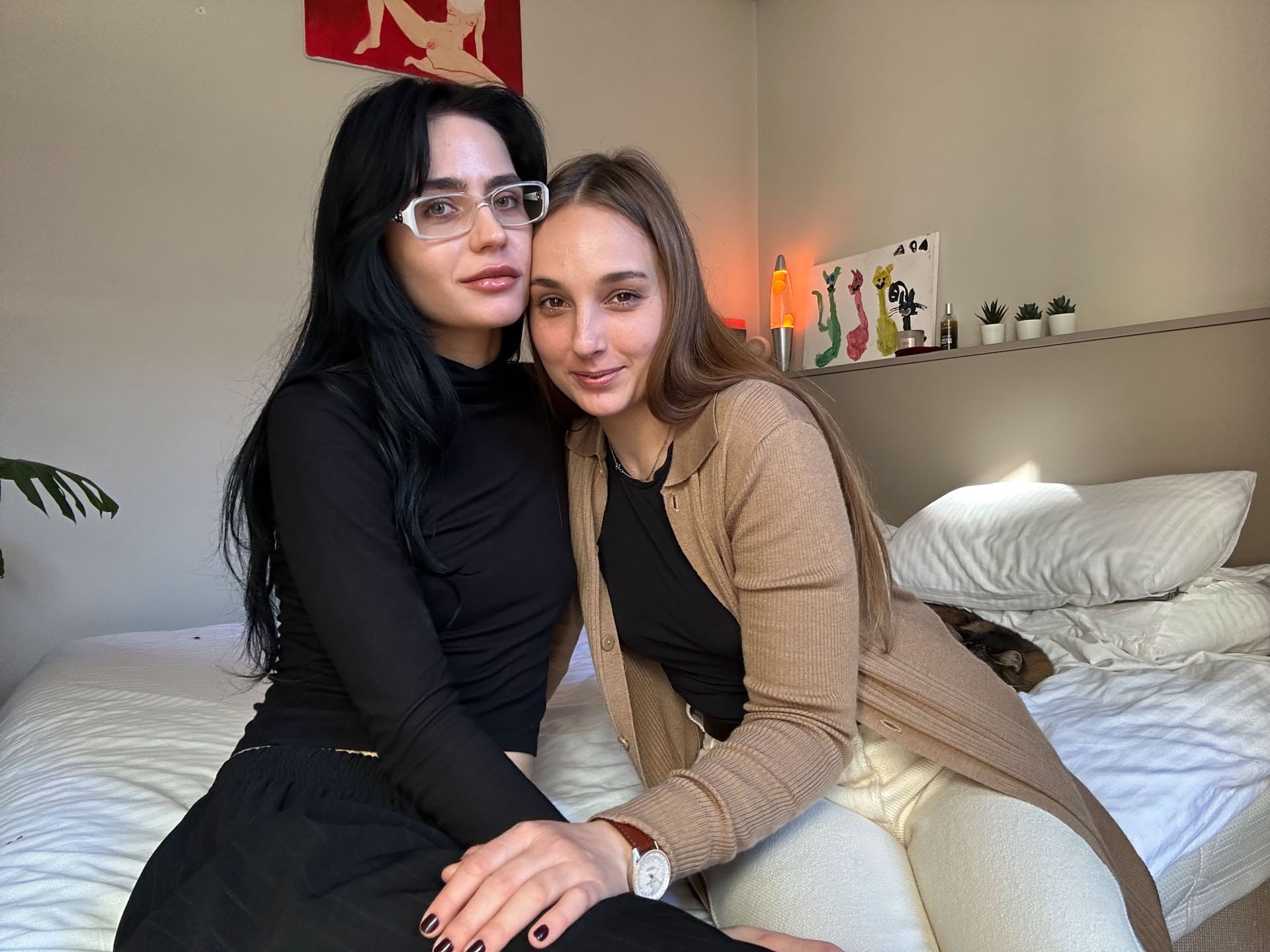 Das lesbische Paar Maria J und Ophelia zieht sich beim Herumalbern komplett aus