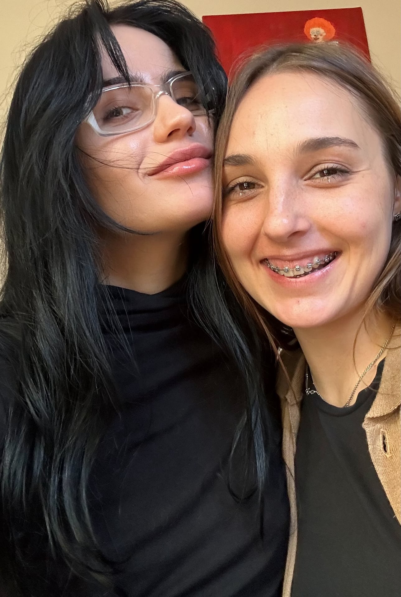 Das lesbische Paar Maria J und Ophelia zieht sich beim Herumalbern komplett aus