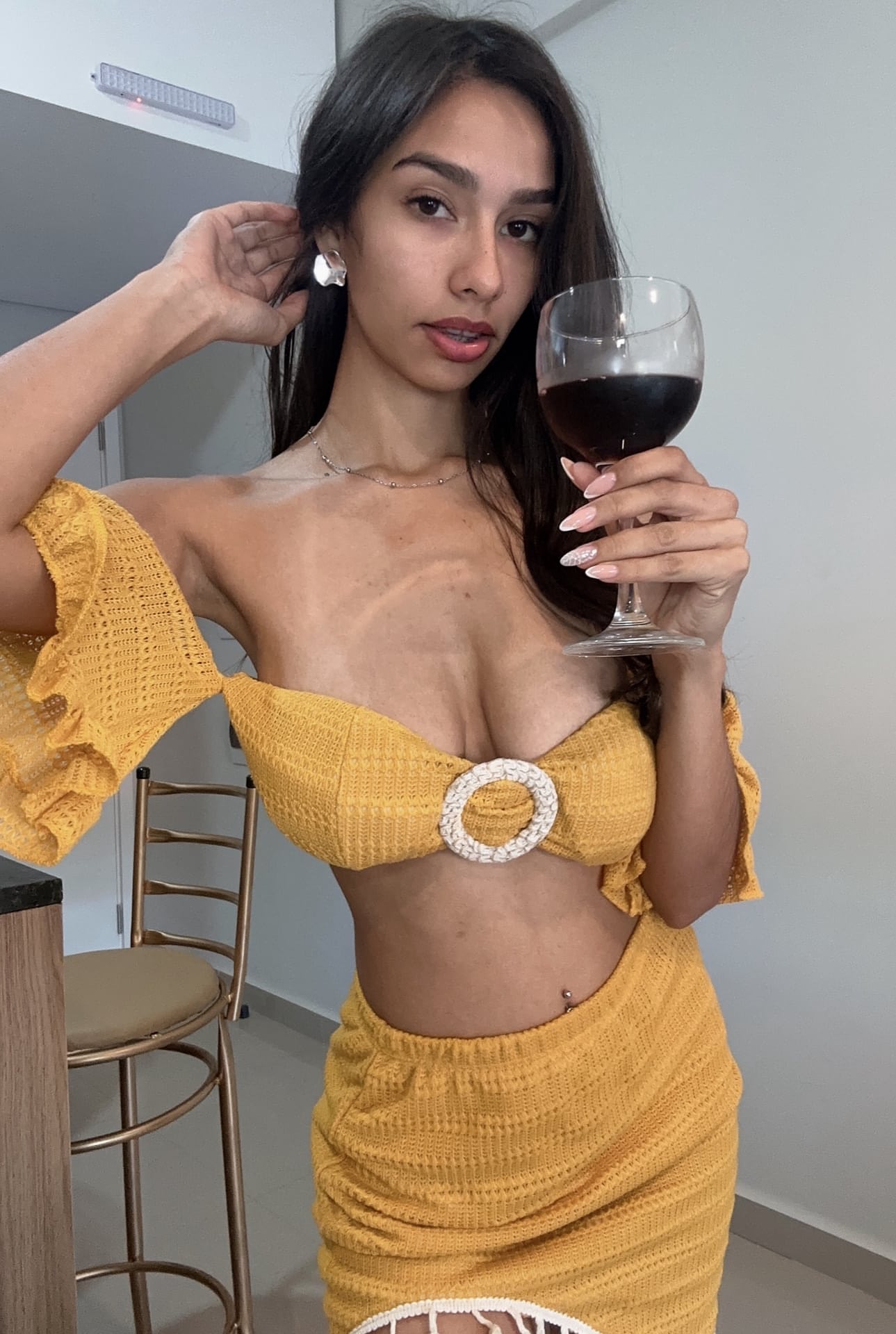 Eine sexy Amateurin macht Spiegel-Selfies in zahlreichen freizügigen Outfits