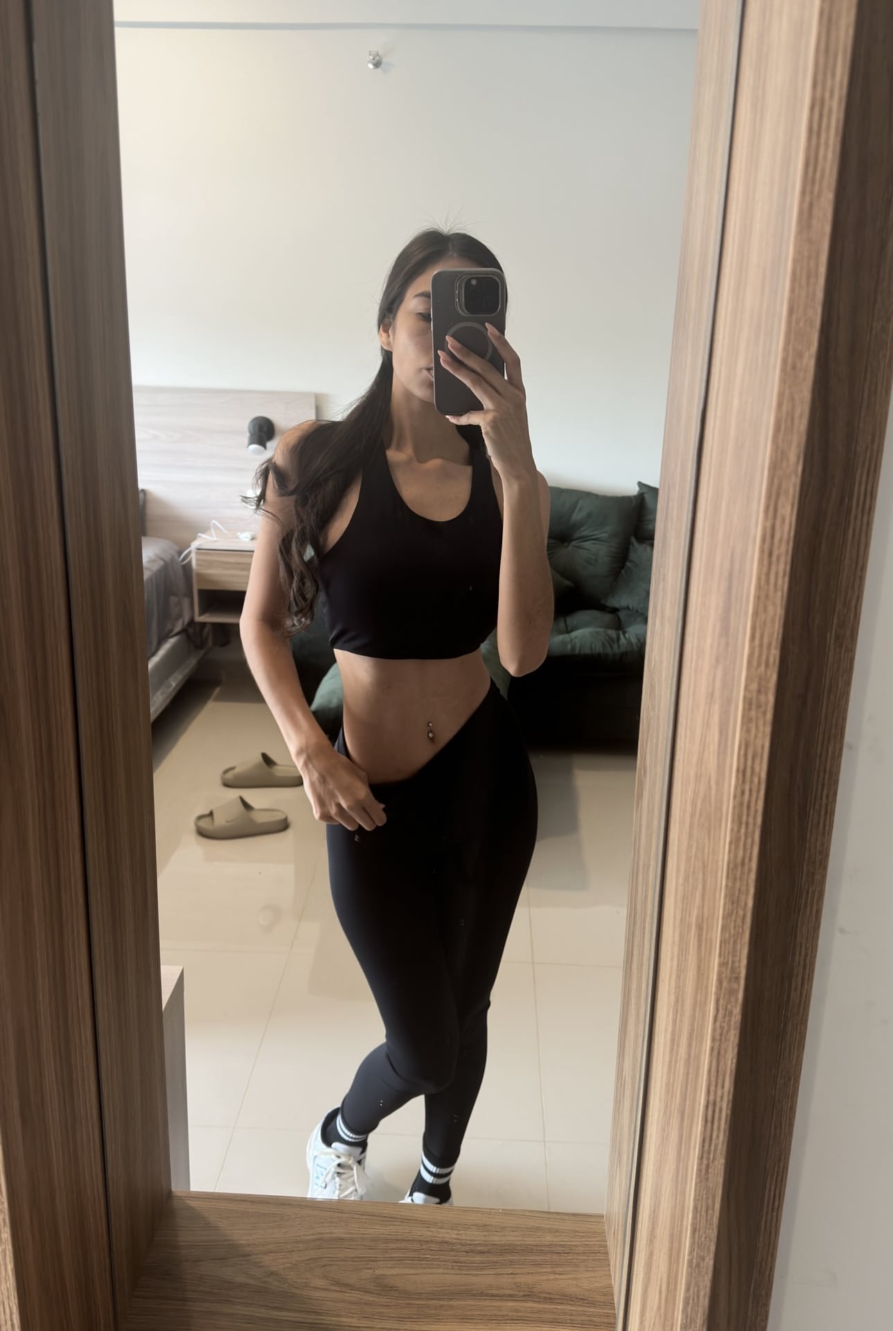 Eine sexy Amateurin macht Spiegel-Selfies in zahlreichen freizügigen Outfits