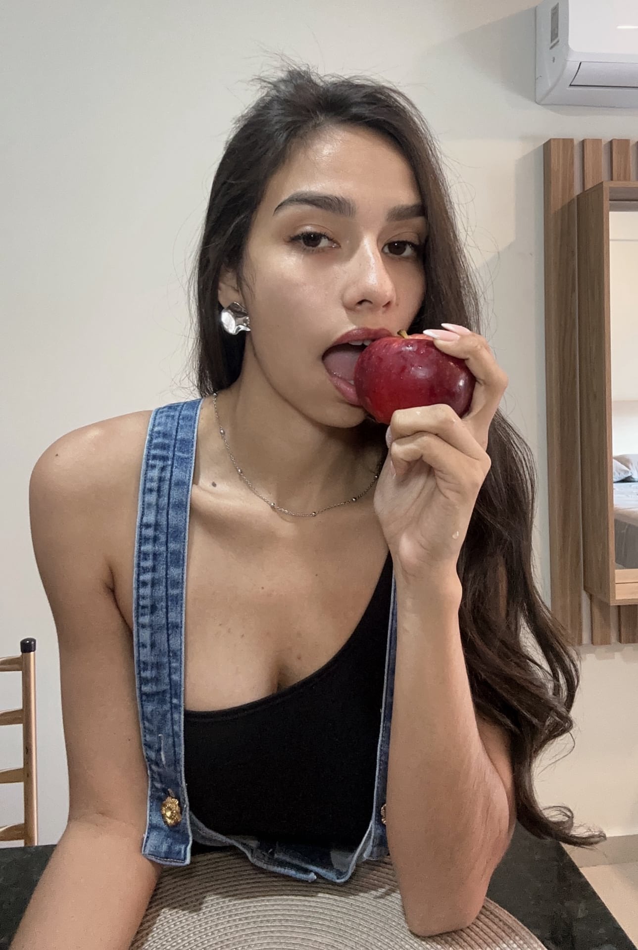Eine sexy Amateurin macht Spiegel-Selfies in zahlreichen freizügigen Outfits