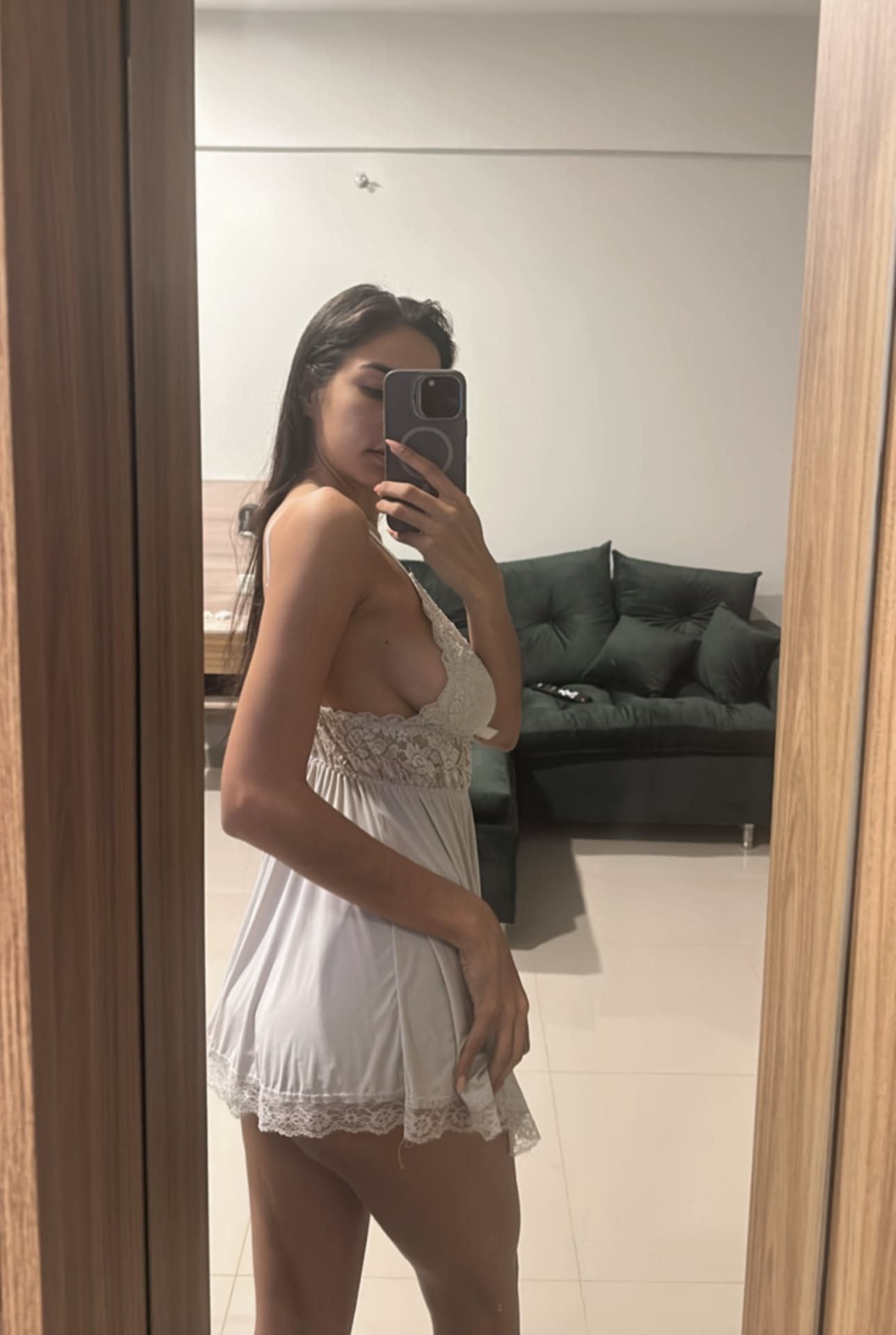 Eine sexy Amateurin macht Spiegel-Selfies in zahlreichen freizügigen Outfits