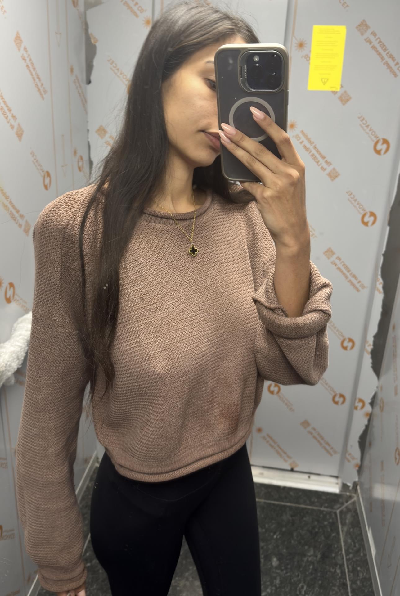 Eine sexy Amateurin macht Spiegel-Selfies in zahlreichen freizügigen Outfits