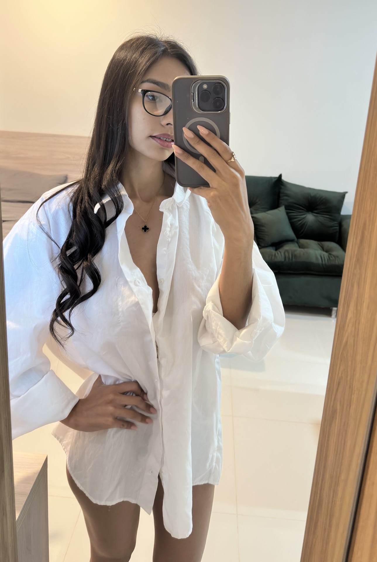 Eine sexy Amateurin macht Spiegel-Selfies in zahlreichen freizügigen Outfits