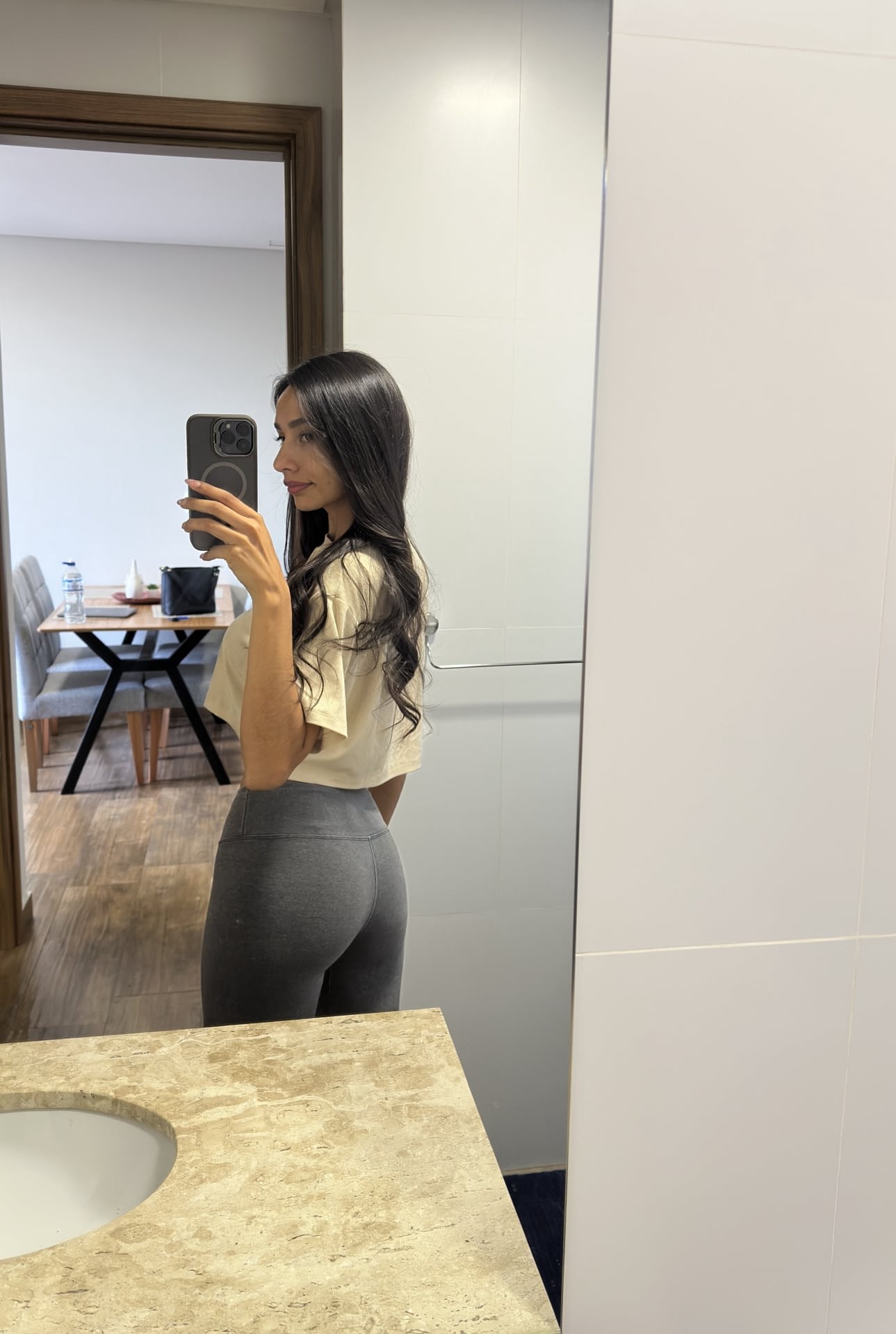 Eine sexy Amateurin macht Spiegel-Selfies in zahlreichen freizügigen Outfits