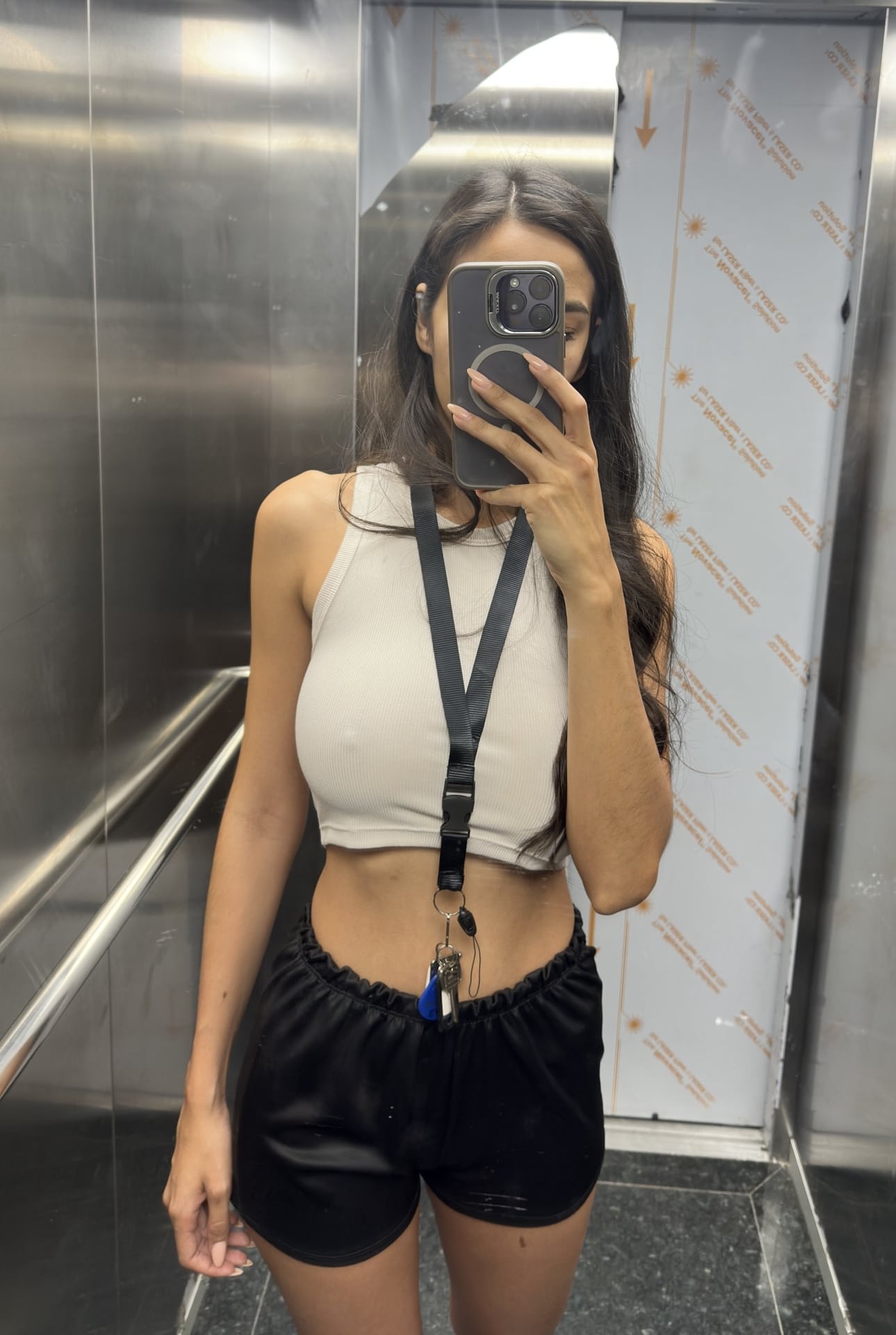 Eine sexy Amateurin macht Spiegel-Selfies in zahlreichen freizügigen Outfits