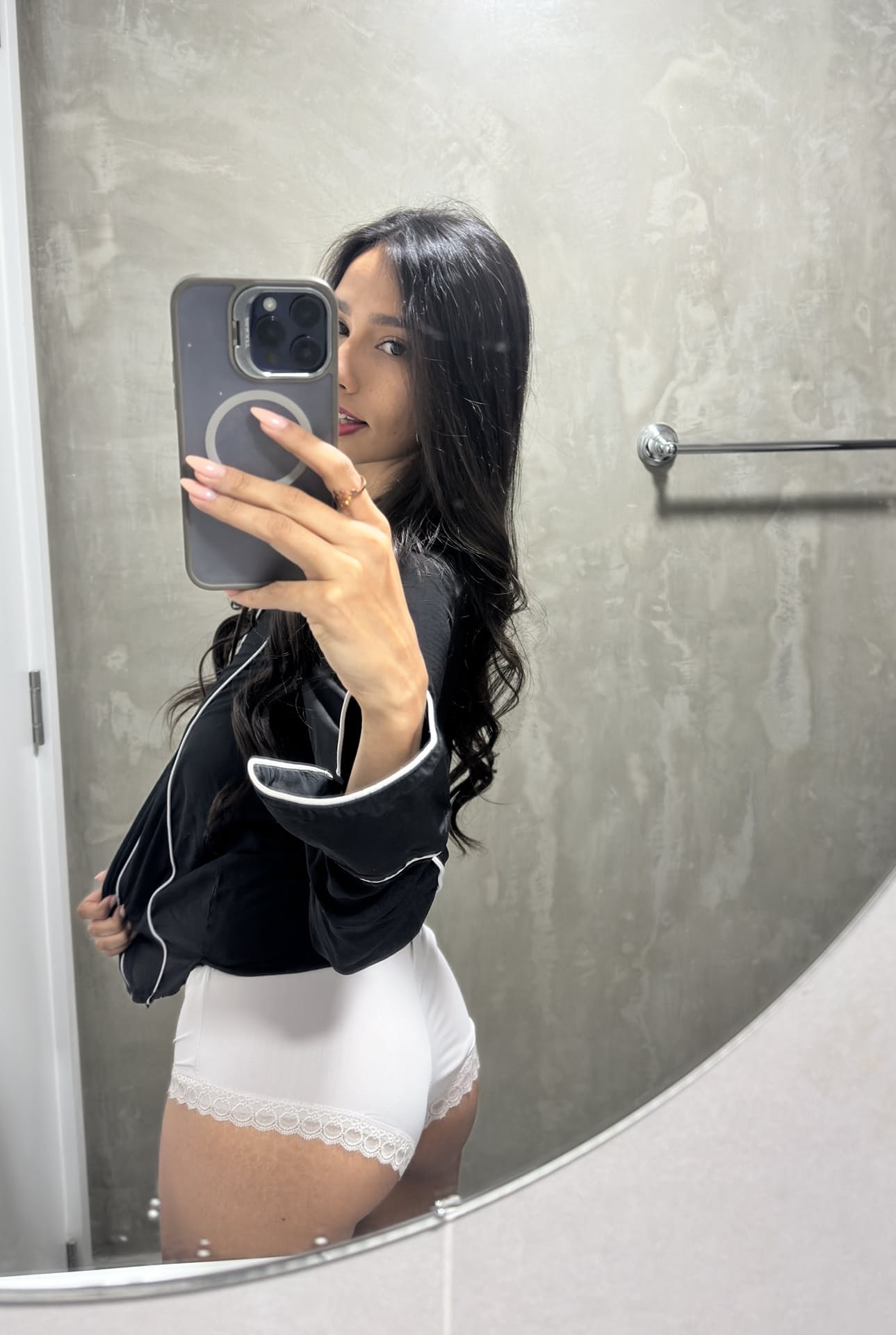 Eine sexy Amateurin macht Spiegel-Selfies in zahlreichen freizügigen Outfits