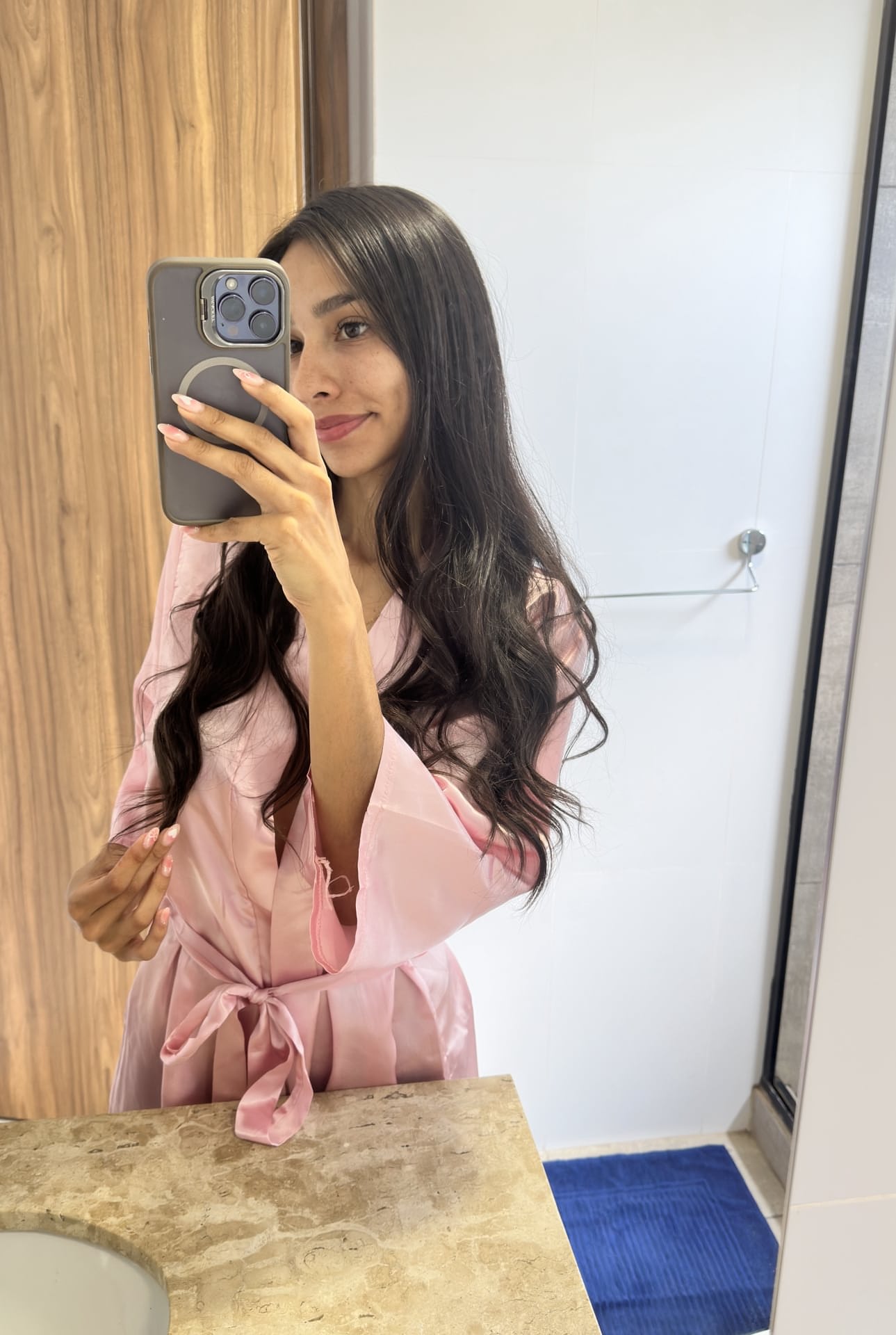 Eine sexy Amateurin macht Spiegel-Selfies in zahlreichen freizügigen Outfits