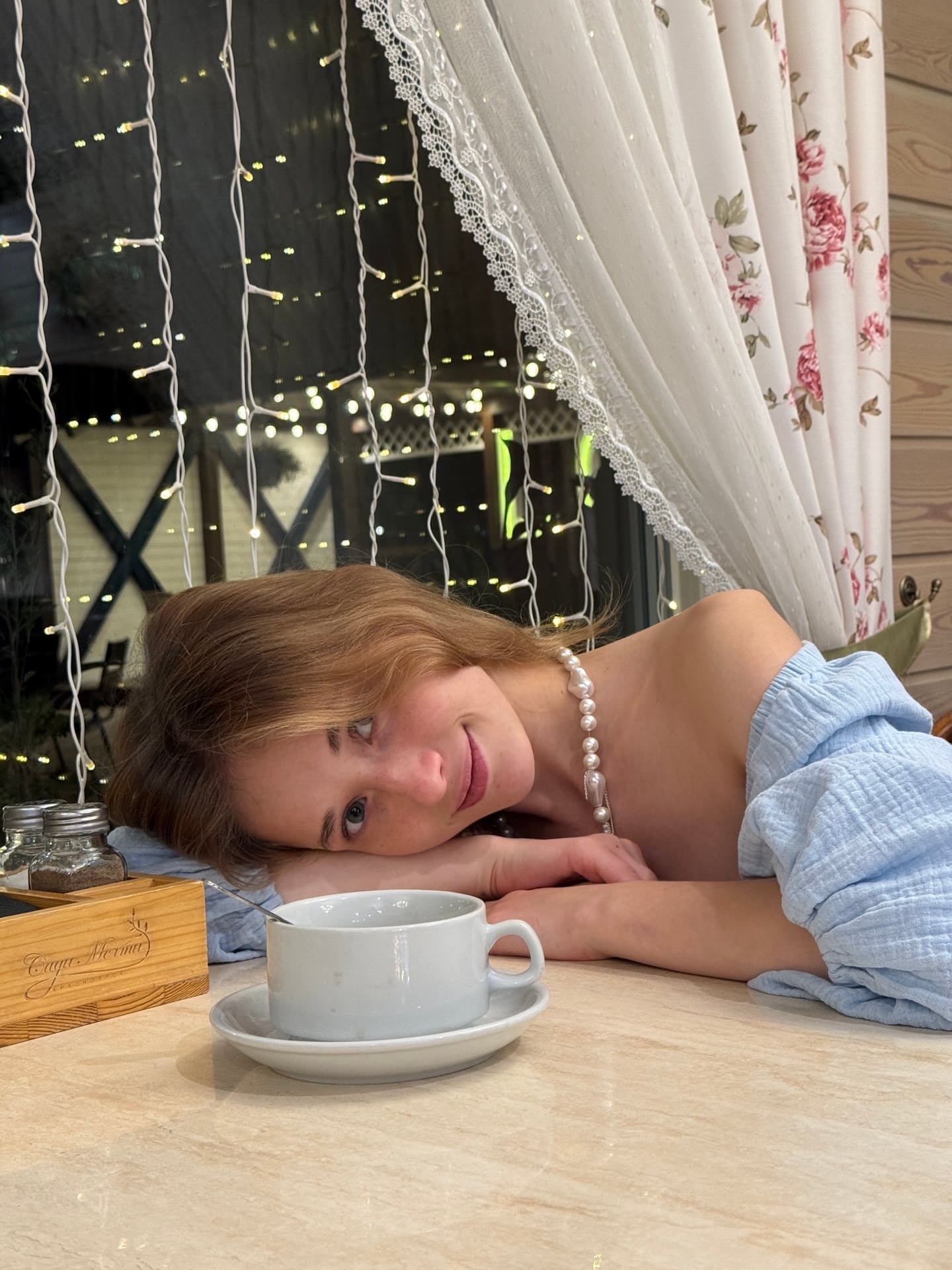 Ein Mädchen mit heller Haut und Sommersprossen zeigt sich im Freien mit ihren Tattoos