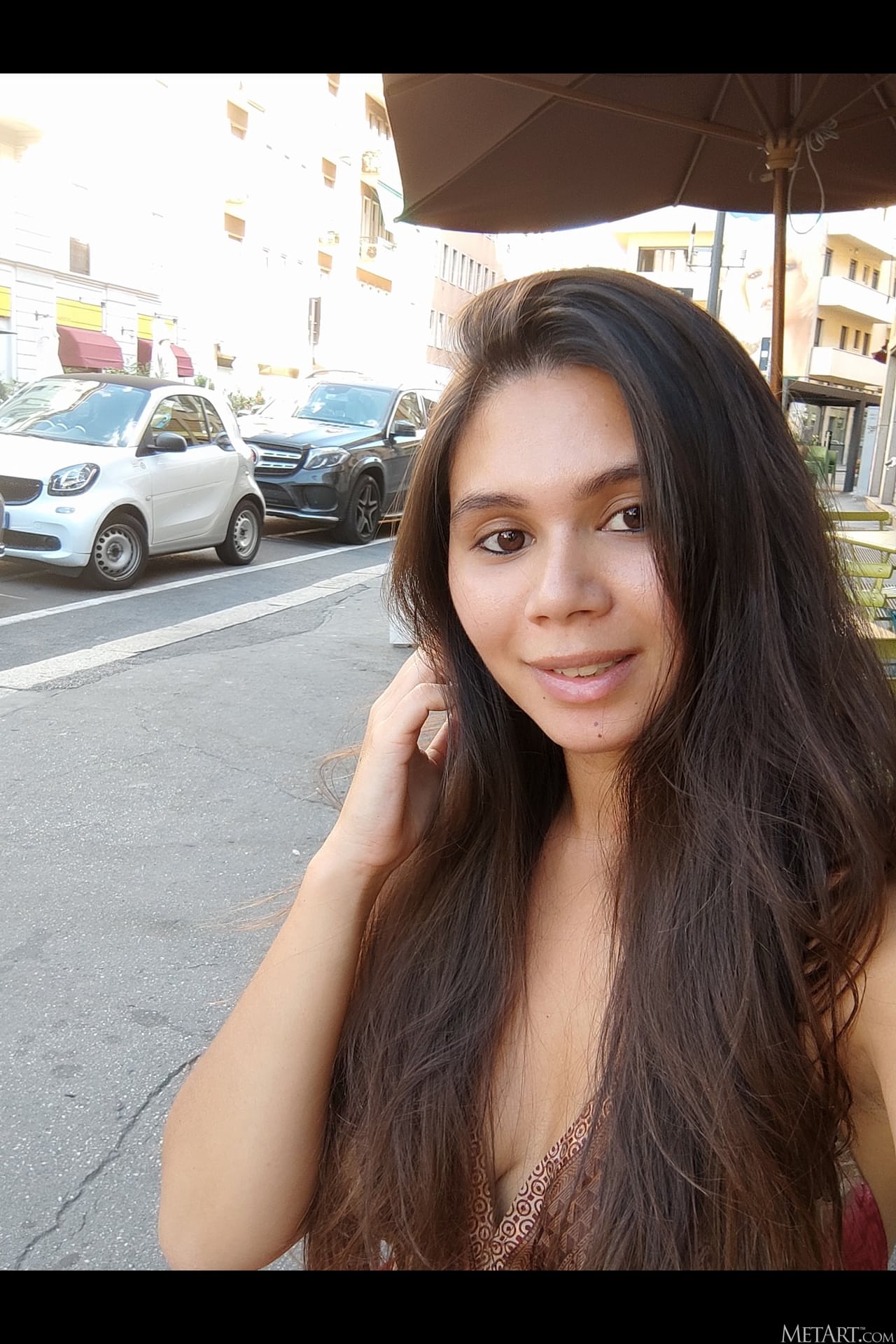 Ein Mädchen macht allein in der Öffentlichkeit Selfies und nimmt anschließend nackt ein Bad
