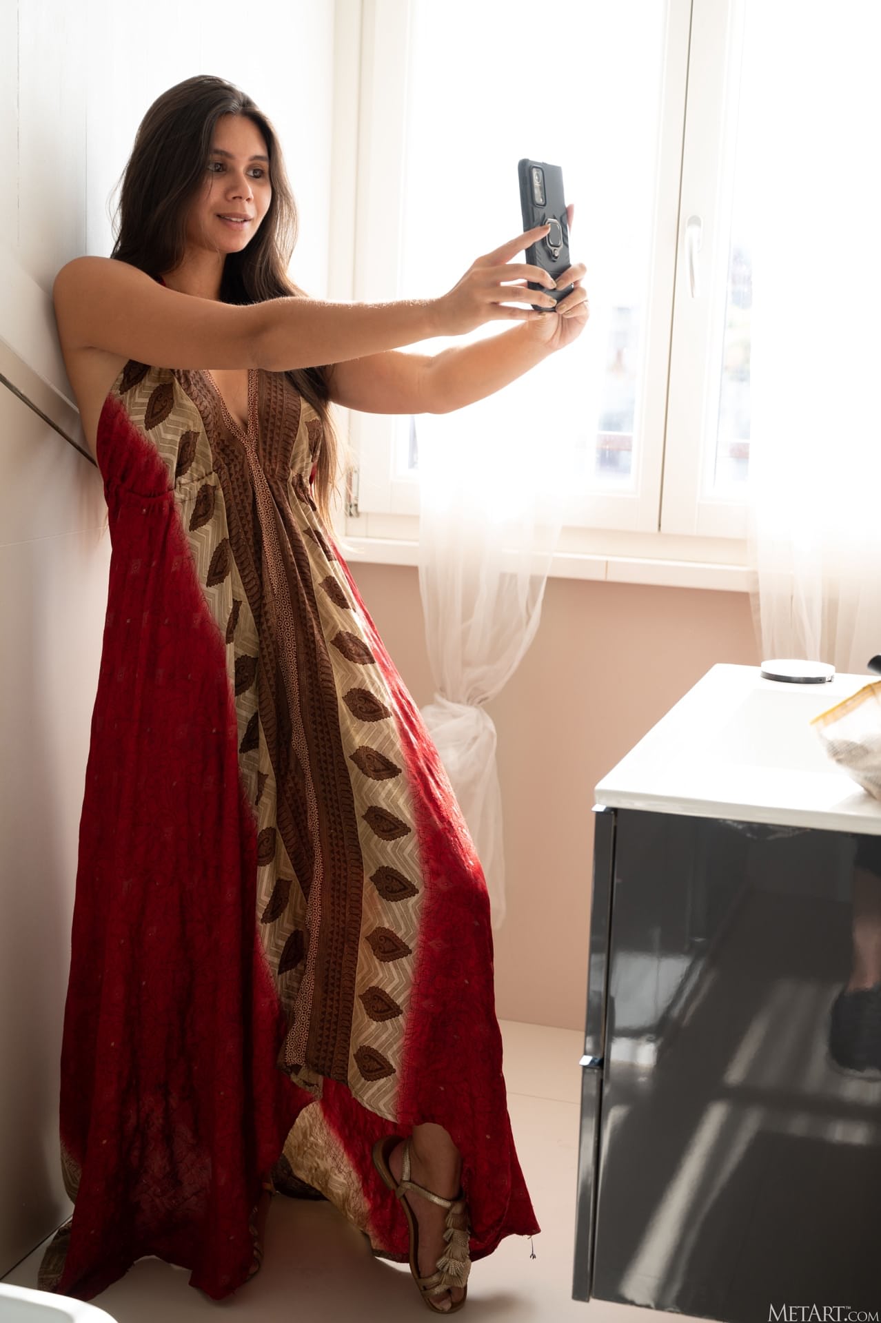 Ein Mädchen macht allein in der Öffentlichkeit Selfies und nimmt anschließend nackt ein Bad