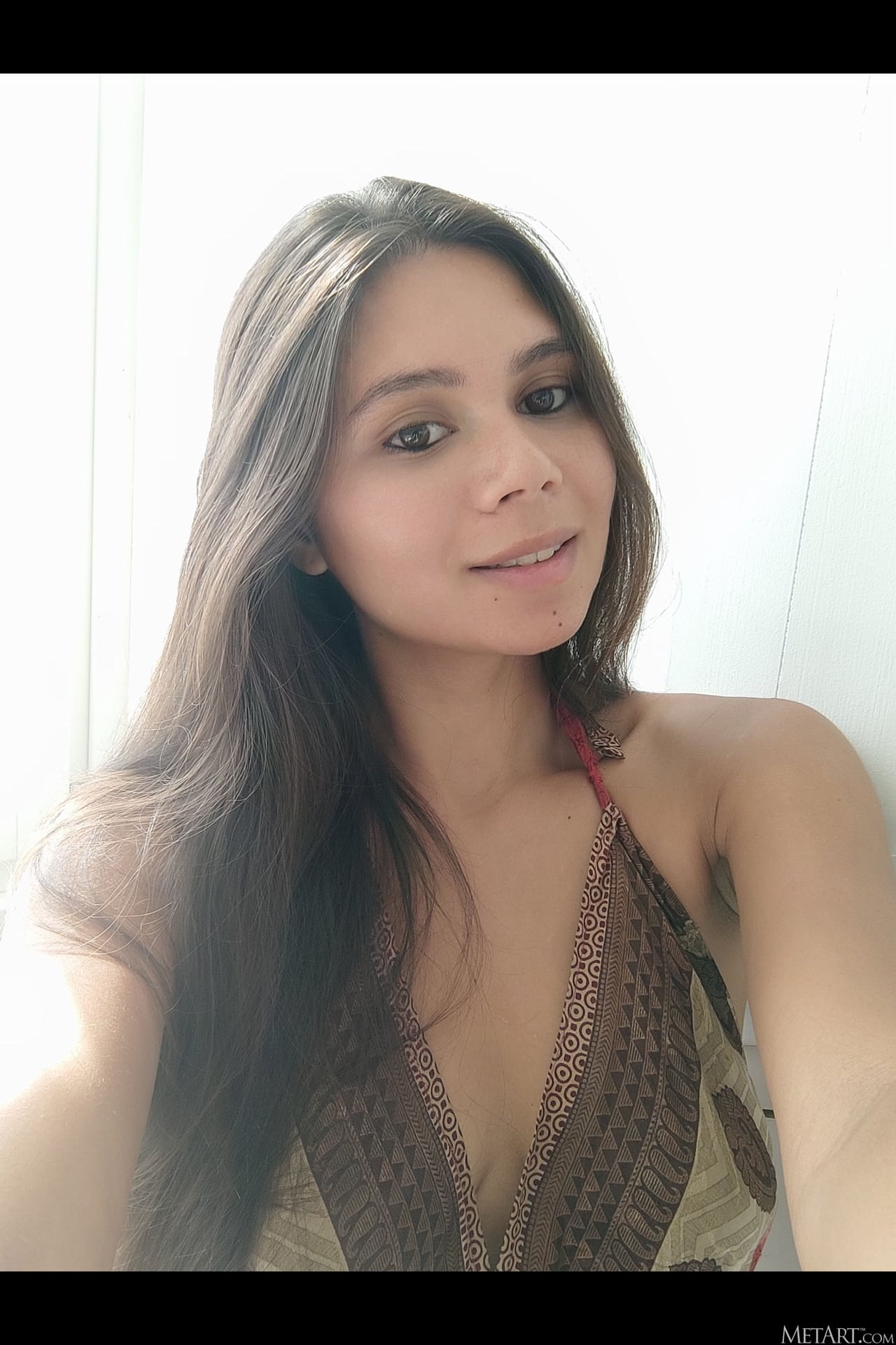 Ein Mädchen macht allein in der Öffentlichkeit Selfies und nimmt anschließend nackt ein Bad