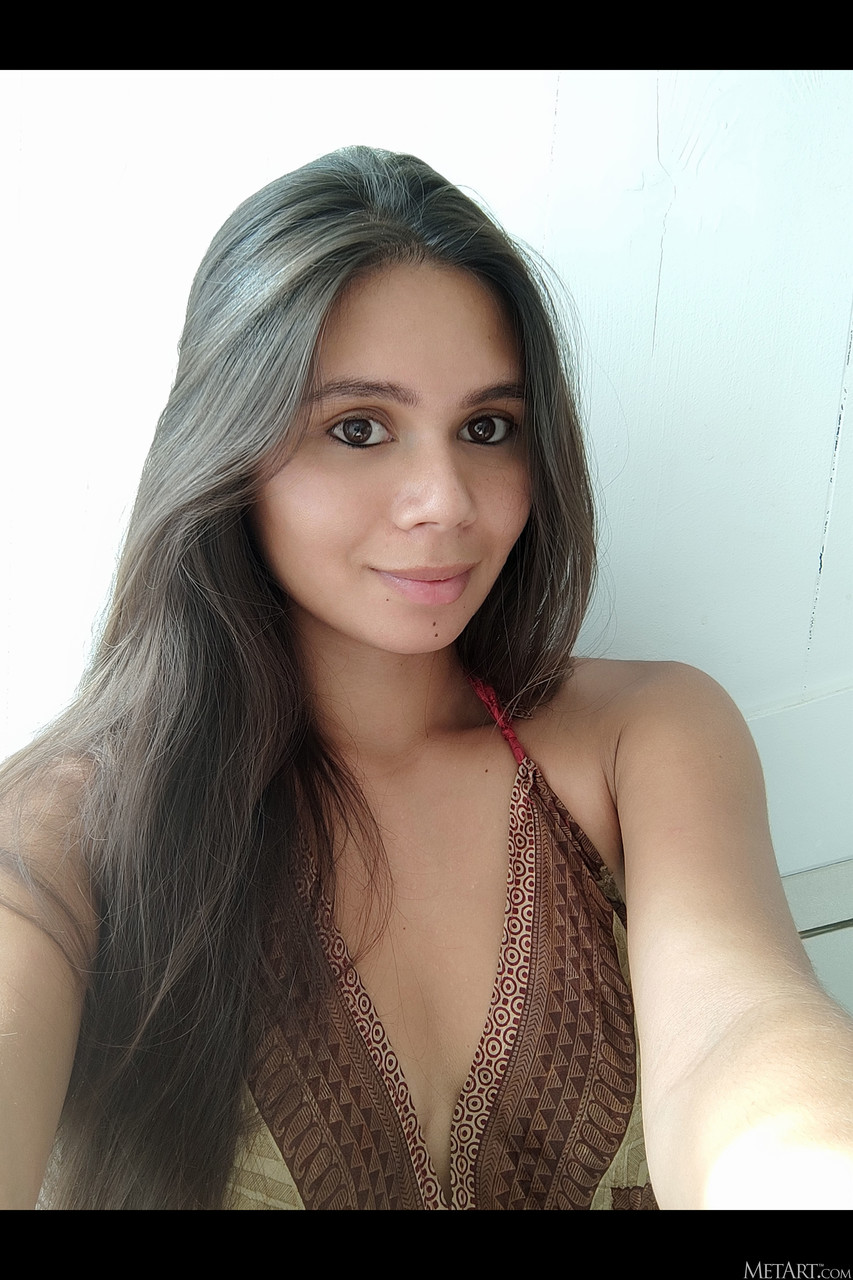 Ein Mädchen macht allein in der Öffentlichkeit Selfies und nimmt anschließend nackt ein Bad