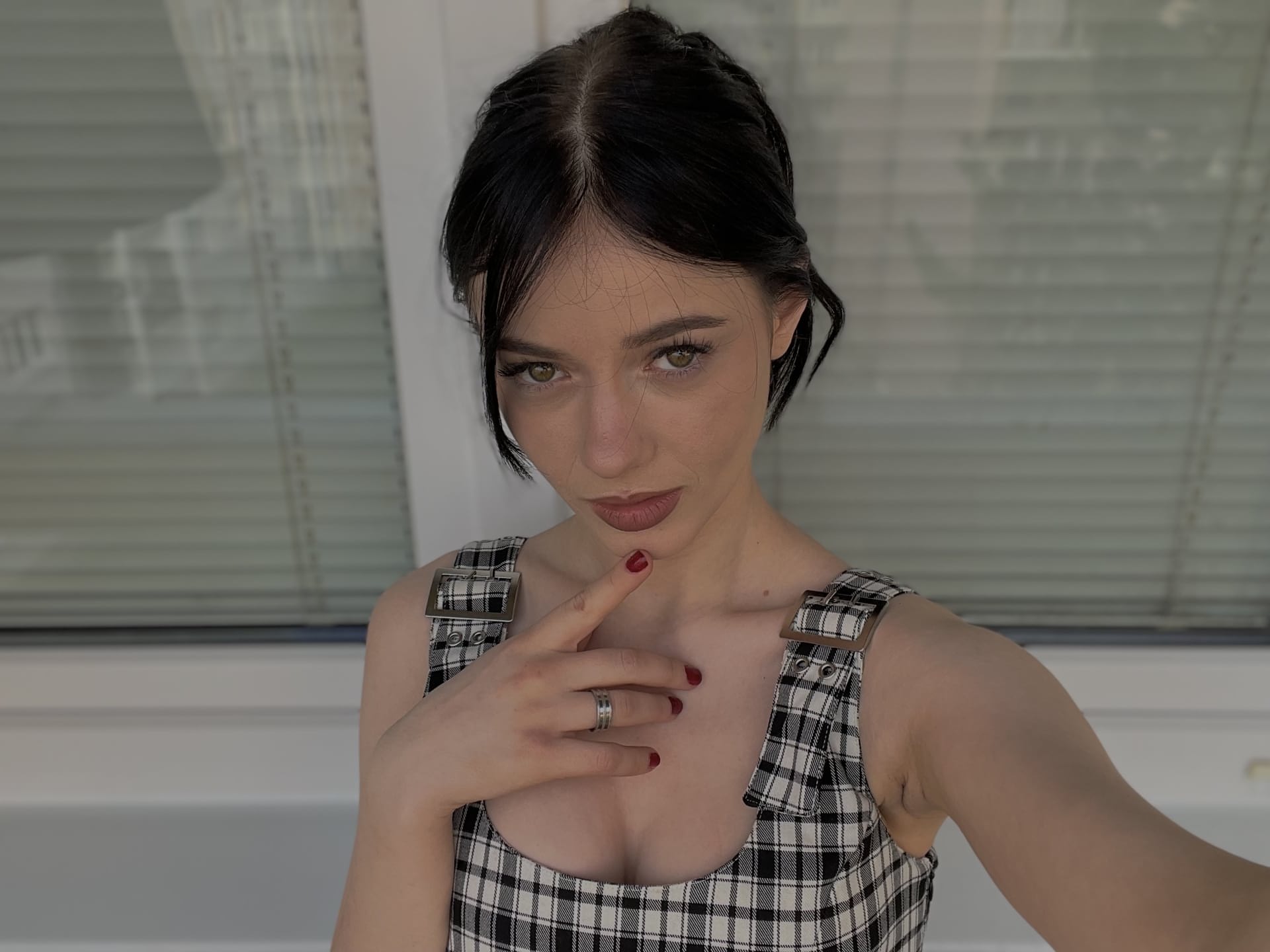Zusammenstellung von sexy Mädchen, die in freizügiger Kleidung Selfies machen