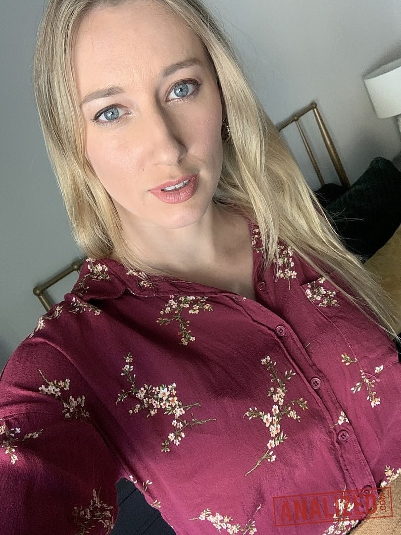 Die verführerische Blondine Riley Reyes zeigt ihren prallen Hintern und ihre natürlichen Brüste