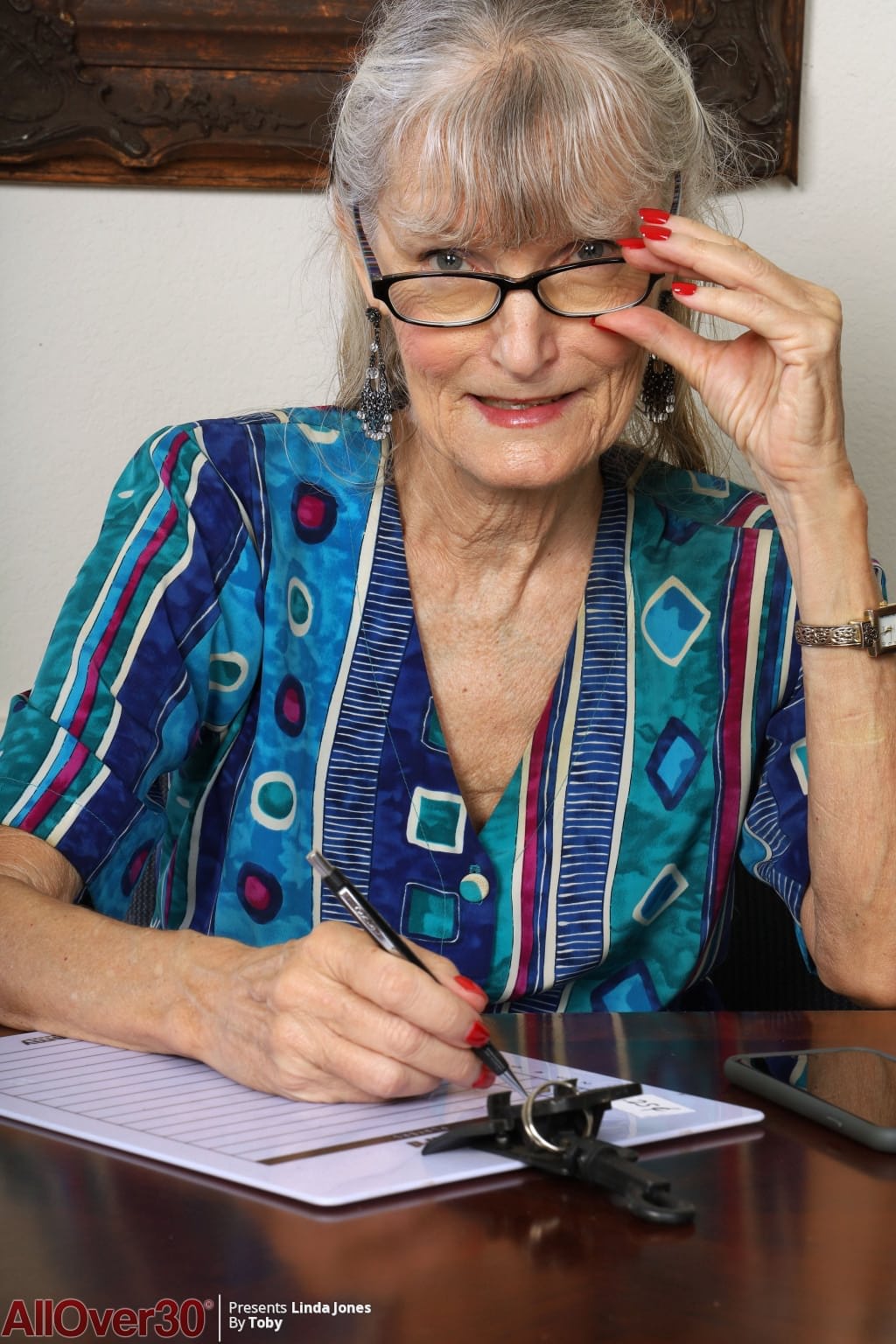 Die alte Amateurin Linda Jones entblößt ihre schlaffen Brüste, während sie sich komplett auszieht