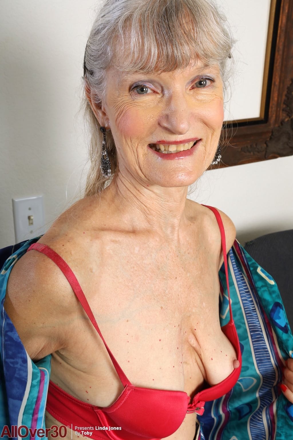 Die alte Amateurin Linda Jones entblößt ihre schlaffen Brüste, während sie sich komplett auszieht