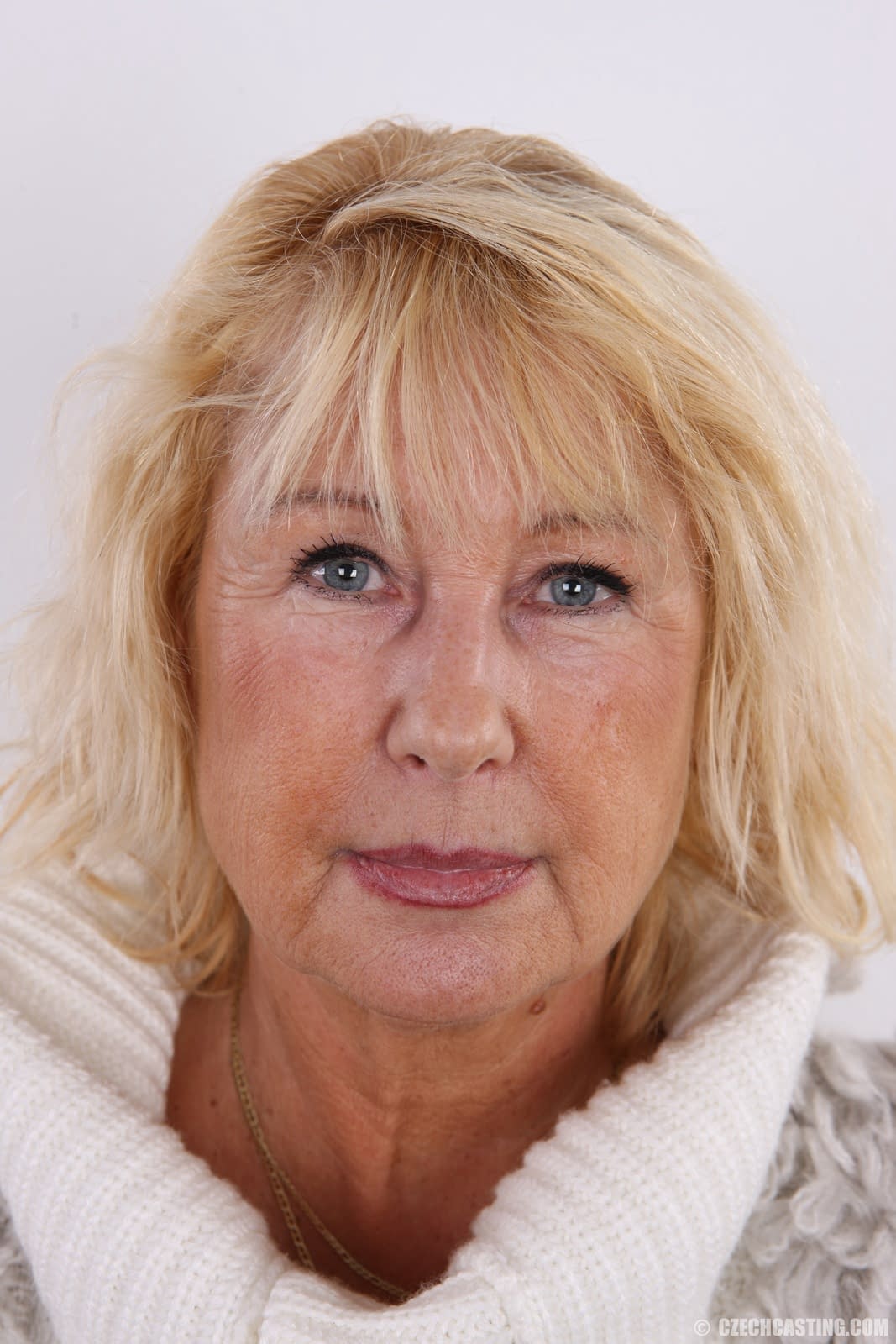Die alte Oma Regina zieht sich bei ihrem ersten Porno-Casting aus und zeigt ihre schlaffen Brüste