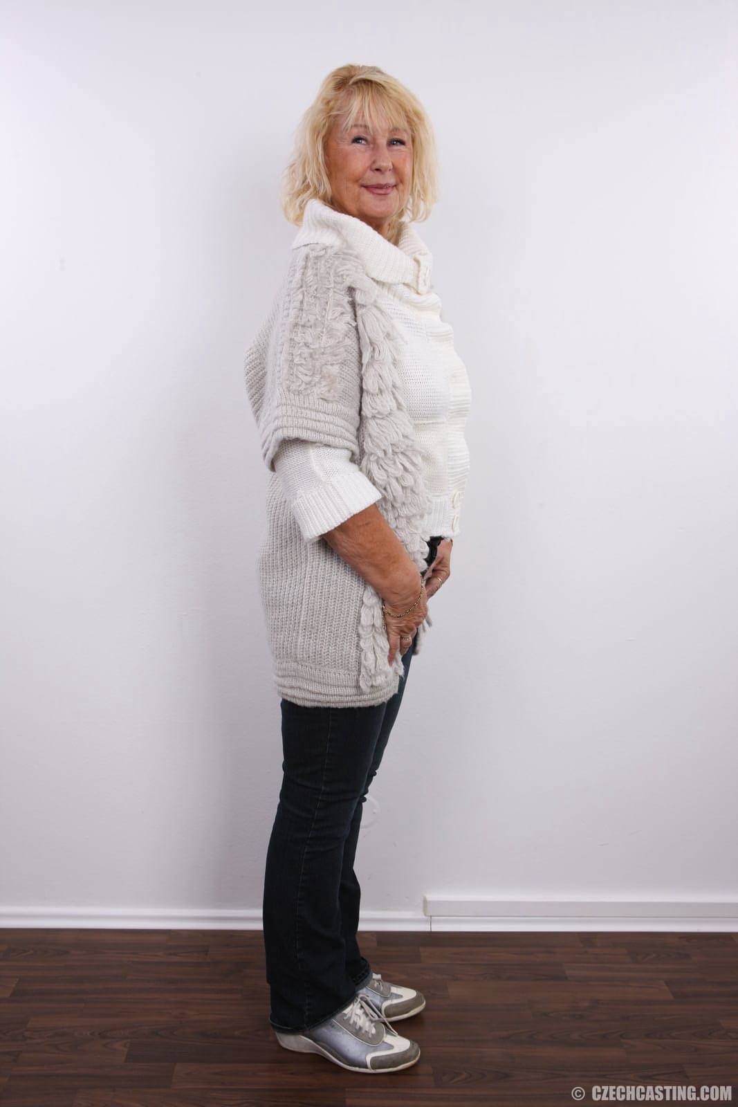 Die alte Oma Regina zieht sich bei ihrem ersten Porno-Casting aus und zeigt ihre schlaffen Brüste