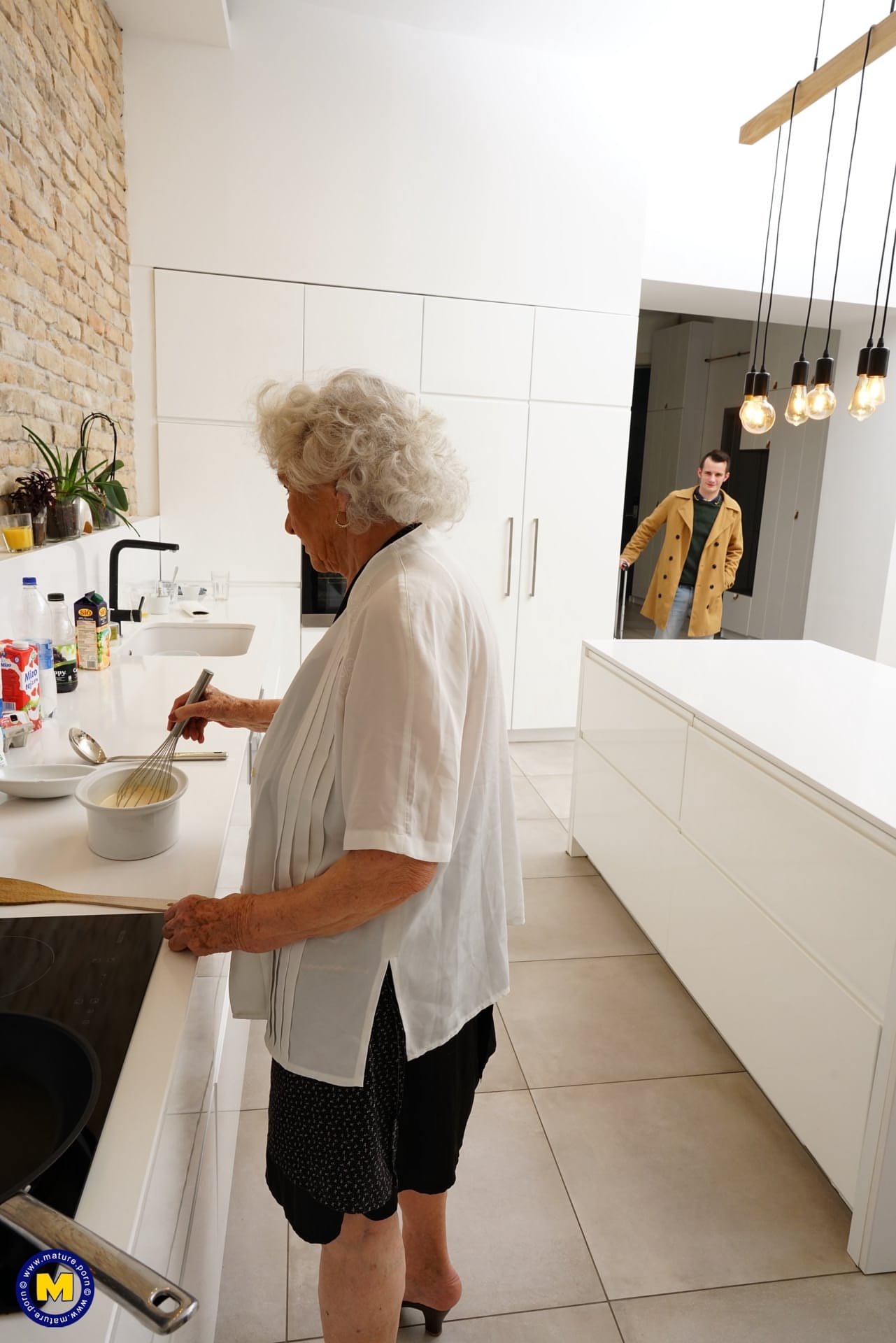 Die blonde Oma Maria mit den schlaffen Brüsten lässt sich ihre Muschi von einem jungen Schwanz stopfen