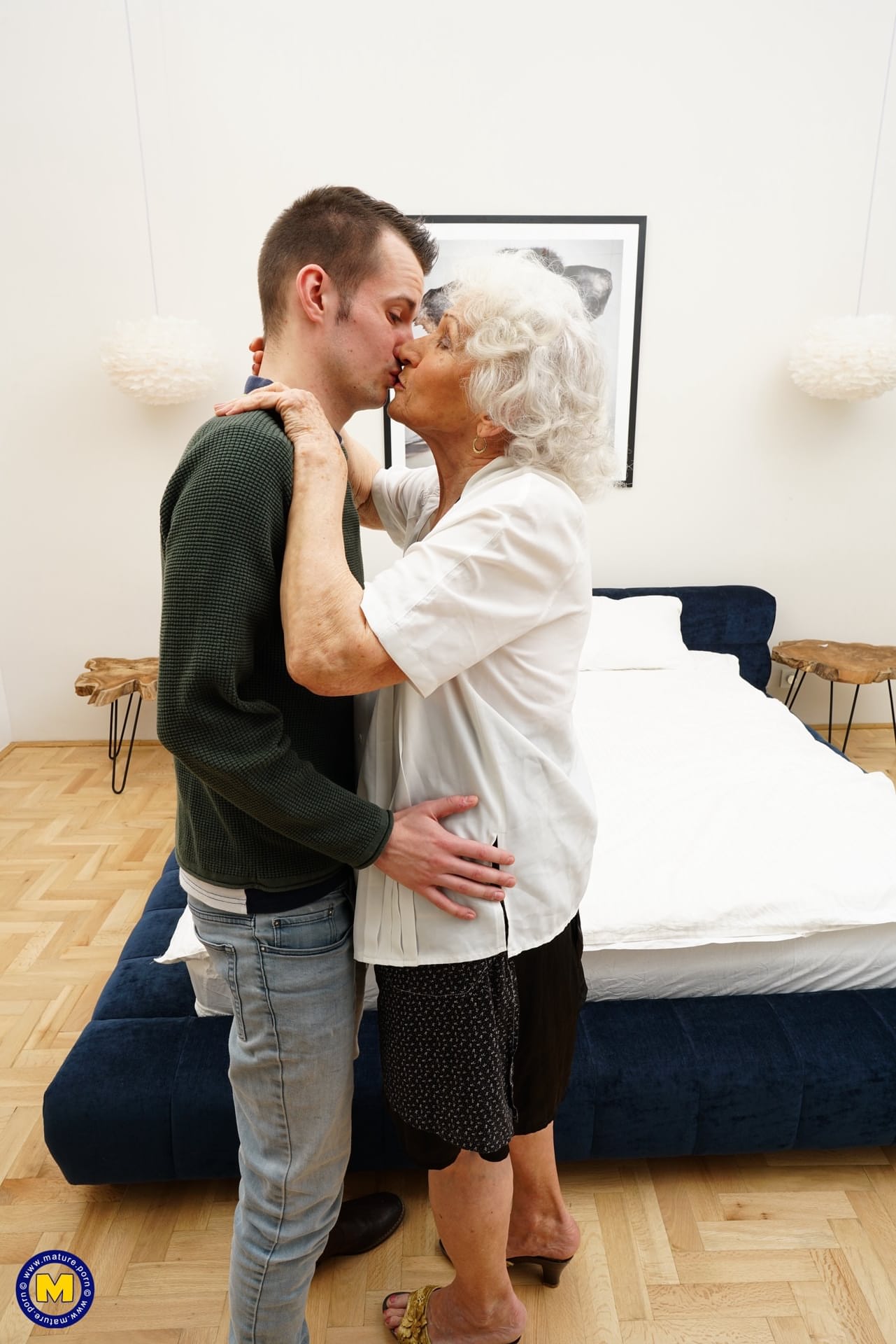 Die blonde Oma Maria mit den schlaffen Brüsten lässt sich ihre Muschi von einem jungen Schwanz stopfen
