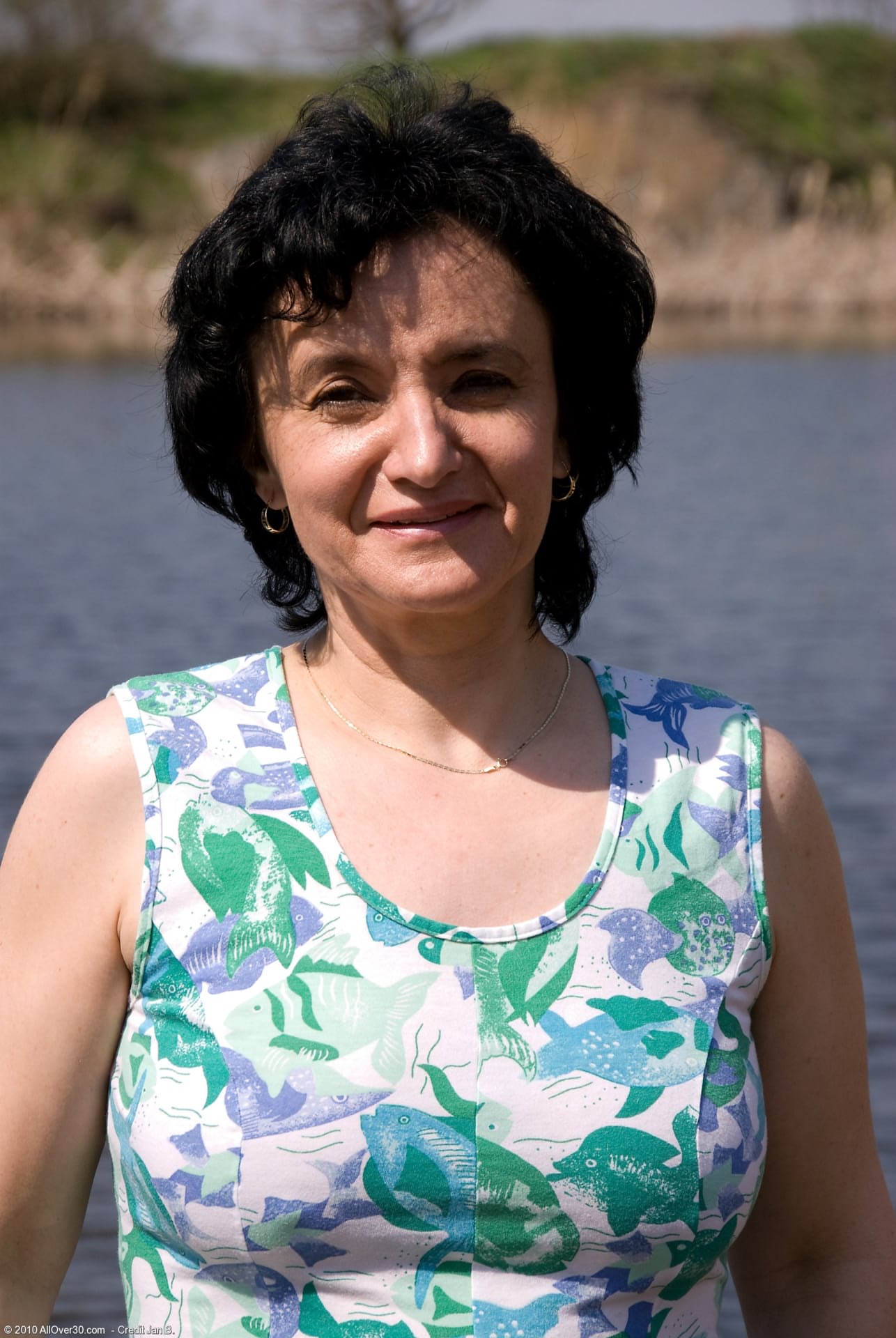 Die versaute MILF Sandra K zieht sich komplett aus und zeigt ihre behaarte Muschi im Freien