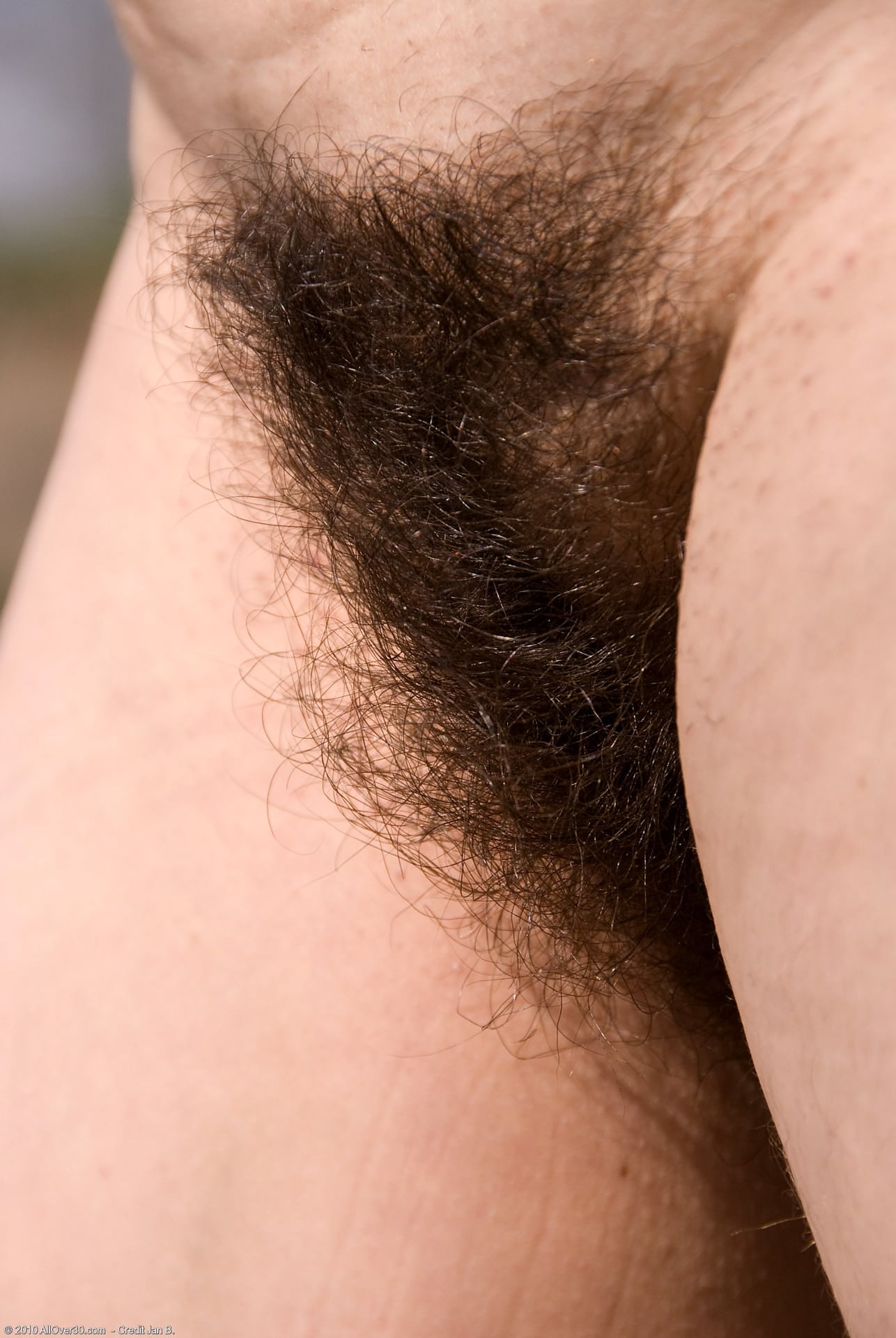 Die versaute MILF Sandra K zieht sich komplett aus und zeigt ihre behaarte Muschi im Freien