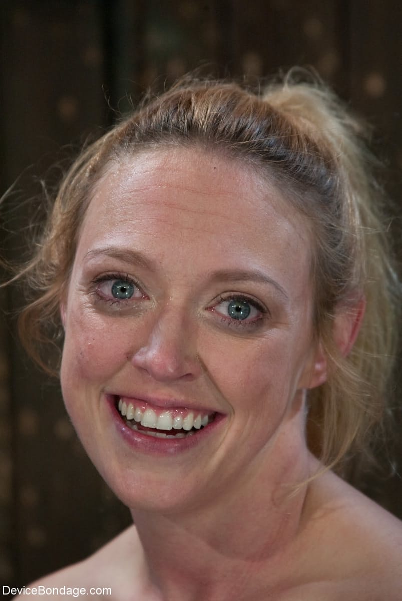 Die großäugige, reife Dee Williams lässt sich, während sie gefesselt ist, die Brüste quälen